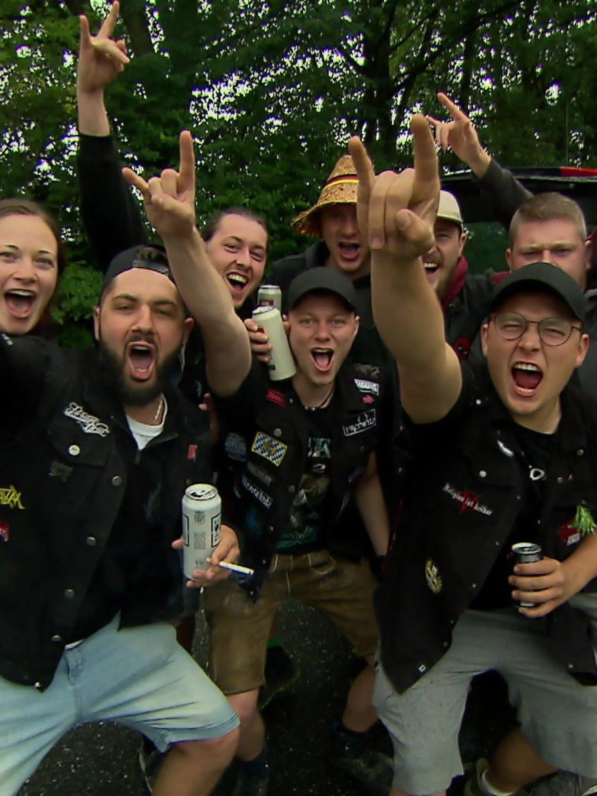 Die ersten Wacken-Fans reisen bereits am Montag an - trotz Nieselwetter.