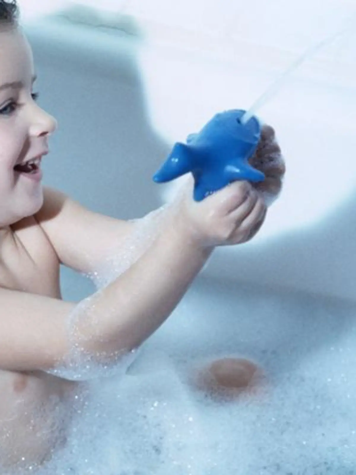 Ein Kind sitzt in der Badewanne.