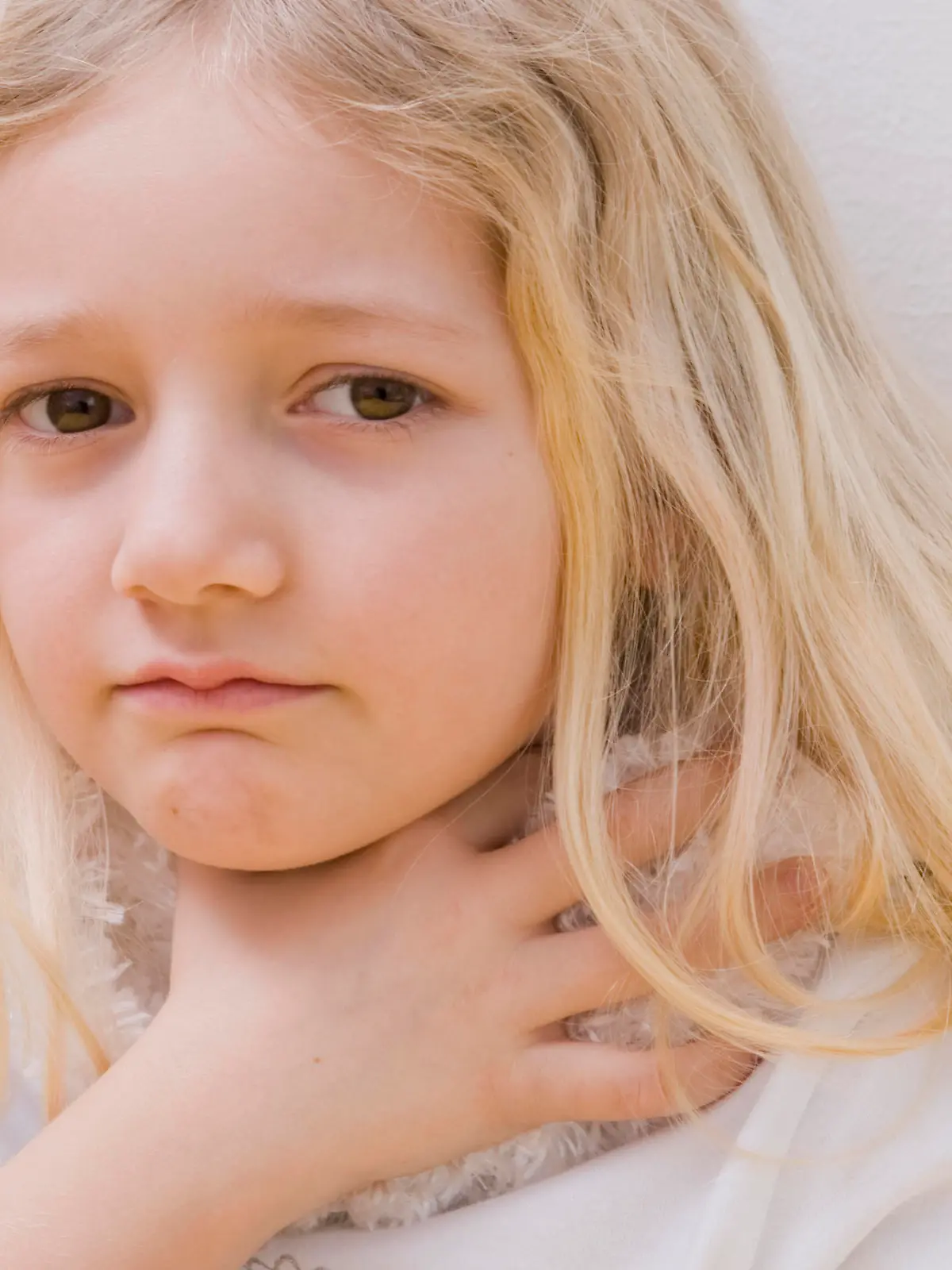 Mädchen mit Halsschmerzen - girl with sore throat Keine Weitergabe an Drittverwerter.