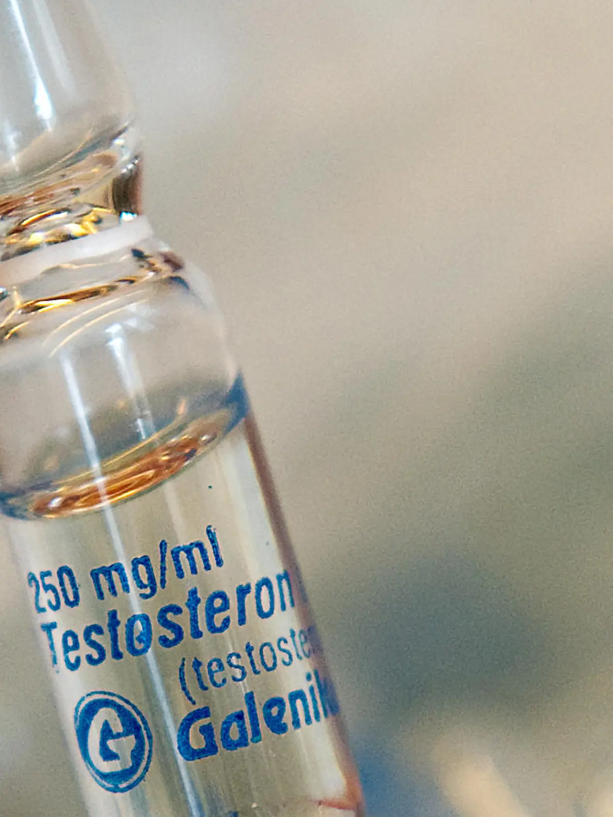 Ein Frau im Hauptzollamt Dresden hält eine sichergestellte 250 mg/ml Testosteron Ampulle in den Händen, aufgenommen am 28.04.2010 in Dresden. Foto: Arno Burgi