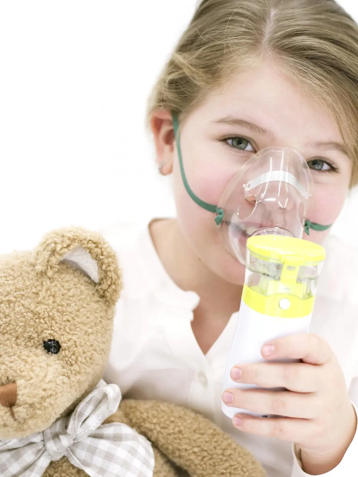 Girl using nebuliser holding teddy bear Young girl using nebuliser holding teddy bear. PUBLICATIONxINxGERxSUIxHUNxONLY SCIENCExPHOTOxLIBRARY F022/9725  