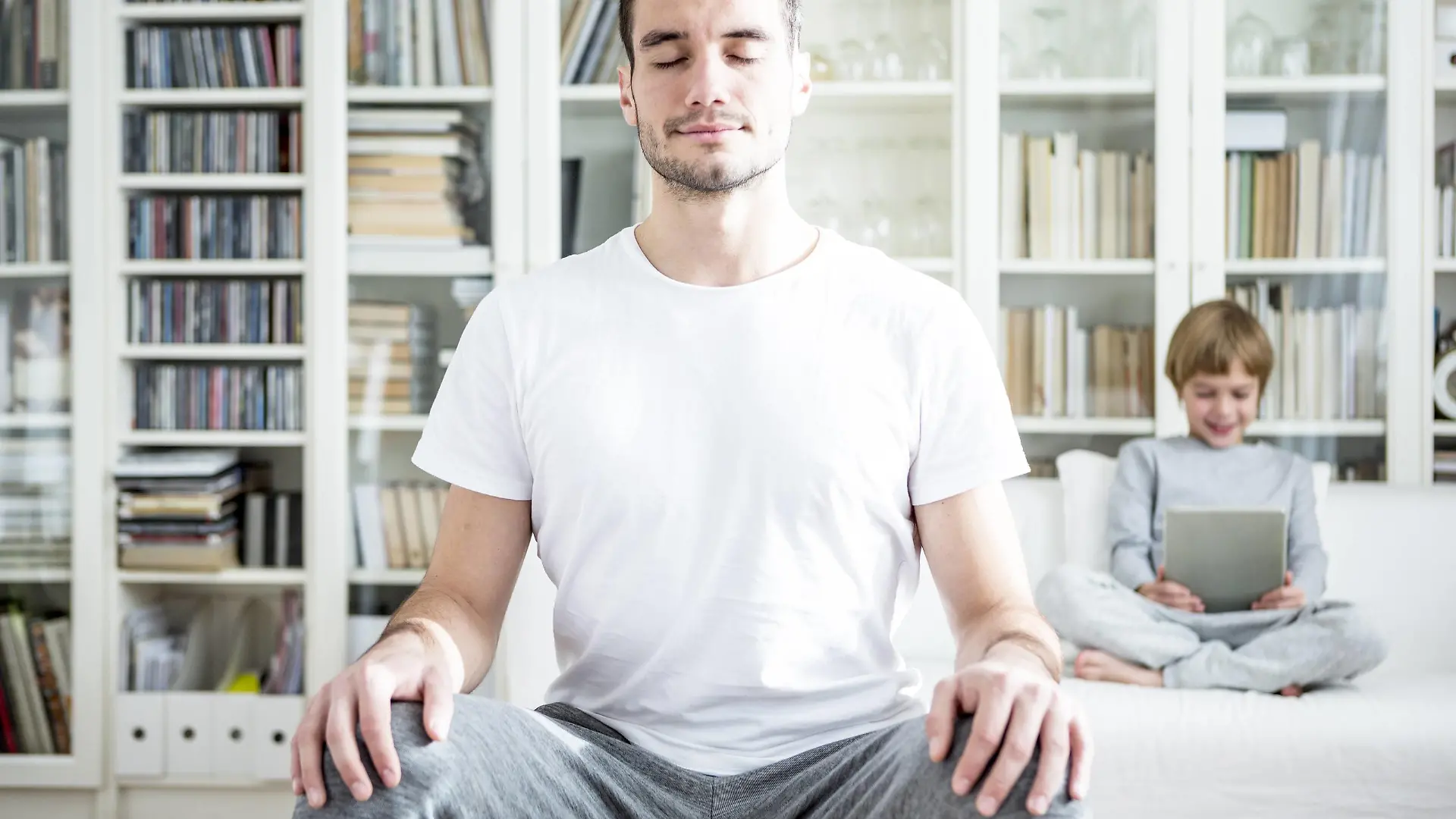 Man meditating at home model released Symbolfoto property released PUBLICATIONxINxGERxSUIxAUTxHUNxONLY WESTF23000