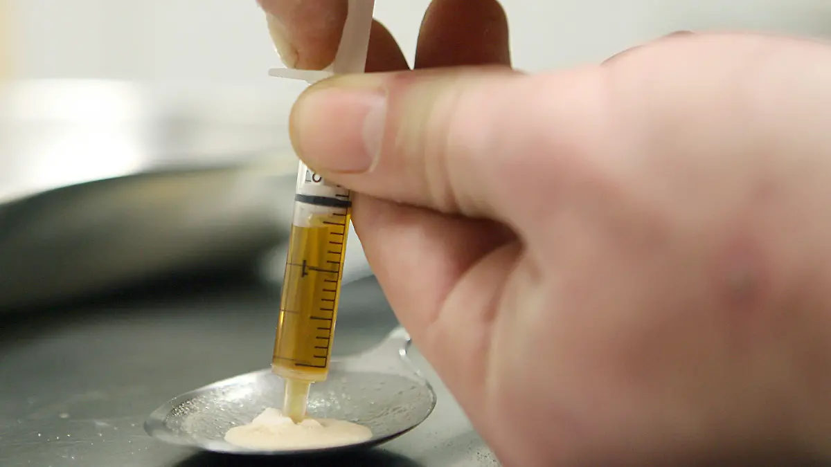 ARCHIV - 25.01.2007, Hessen, Frankfurt\main: Ein Drogenkonsument zieht Heroin in eine Spritze. Im Prozess gegen einen Mann, der seine todkranke Lebensgefährtin mit einer Überdosis Heroin umgebracht haben soll, werden am Landgericht Regensburg am 19.07.2019 die Plädoyers erwartet. Foto: Boris Roessler/dpa +++ dpa-Bildfunk +++