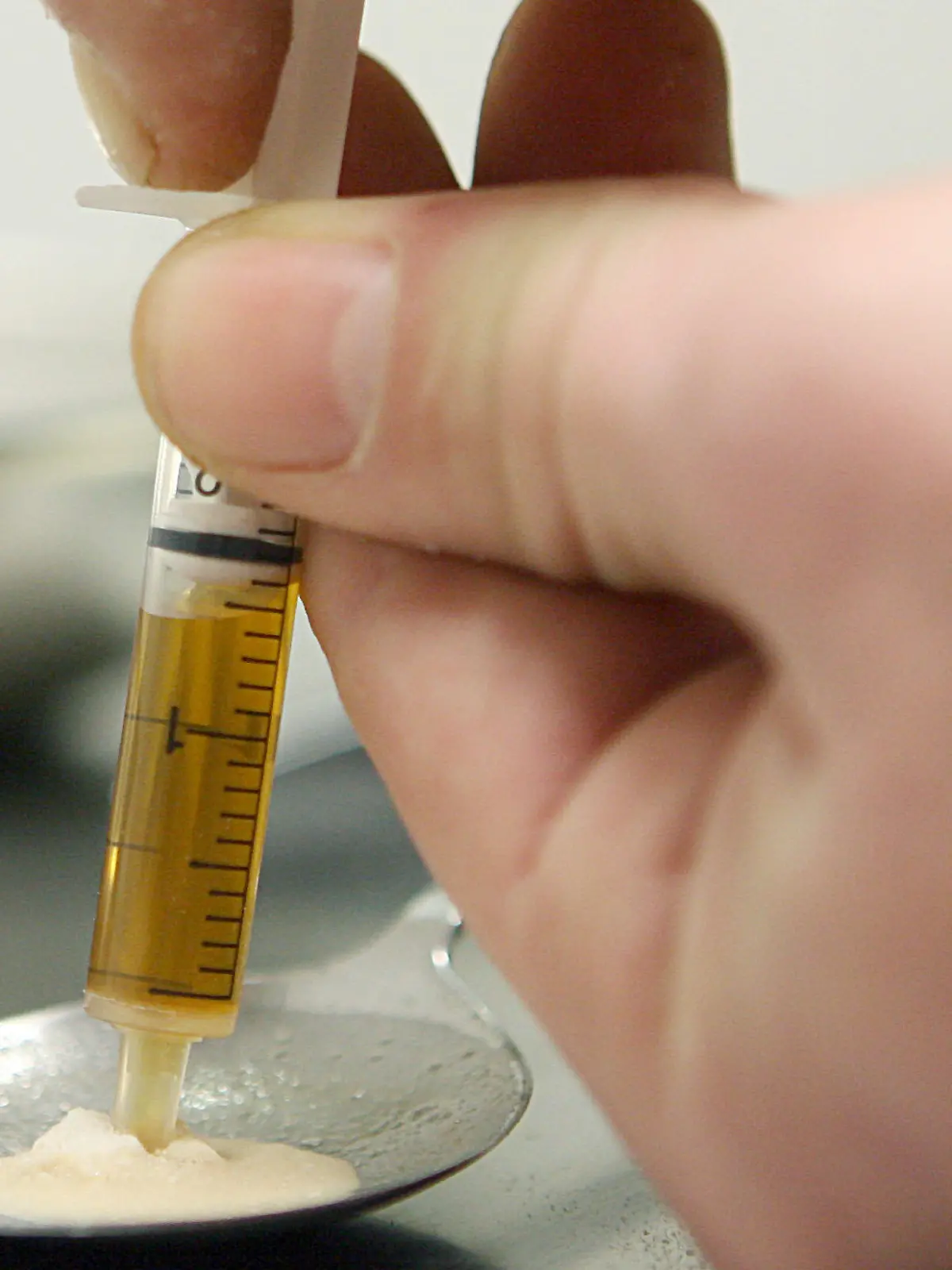 ARCHIV - 25.01.2007, Hessen, Frankfurt\main: Ein Drogenkonsument zieht Heroin in eine Spritze. Im Prozess gegen einen Mann, der seine todkranke Lebensgefährtin mit einer Überdosis Heroin umgebracht haben soll, werden am Landgericht Regensburg am 19.07.2019 die Plädoyers erwartet. Foto: Boris Roessler/dpa +++ dpa-Bildfunk +++