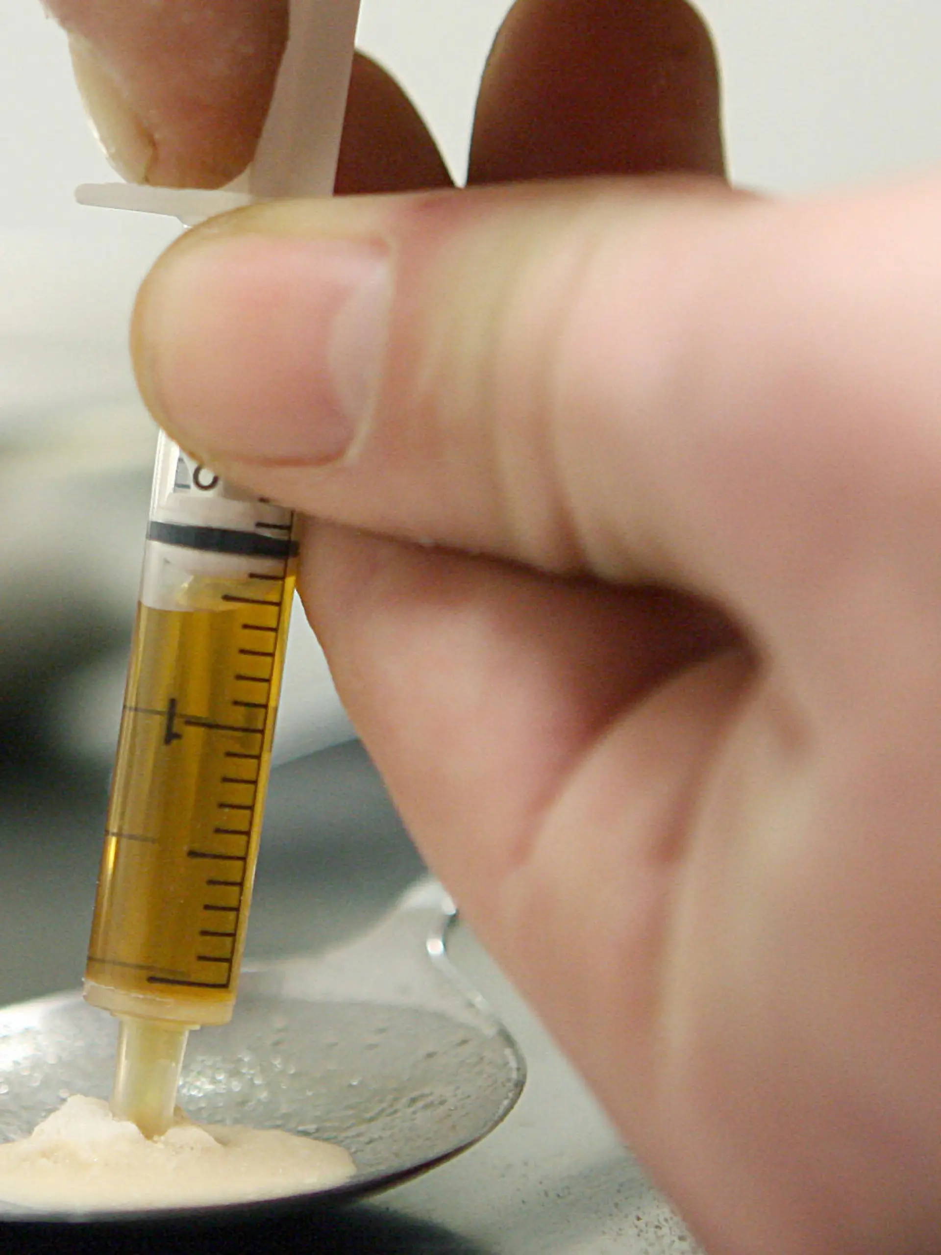 ARCHIV - 25.01.2007, Hessen, Frankfurt\main: Ein Drogenkonsument zieht Heroin in eine Spritze. Im Prozess gegen einen Mann, der seine todkranke Lebensgefährtin mit einer Überdosis Heroin umgebracht haben soll, werden am Landgericht Regensburg am 19.07.2019 die Plädoyers erwartet. Foto: Boris Roessler/dpa +++ dpa-Bildfunk +++