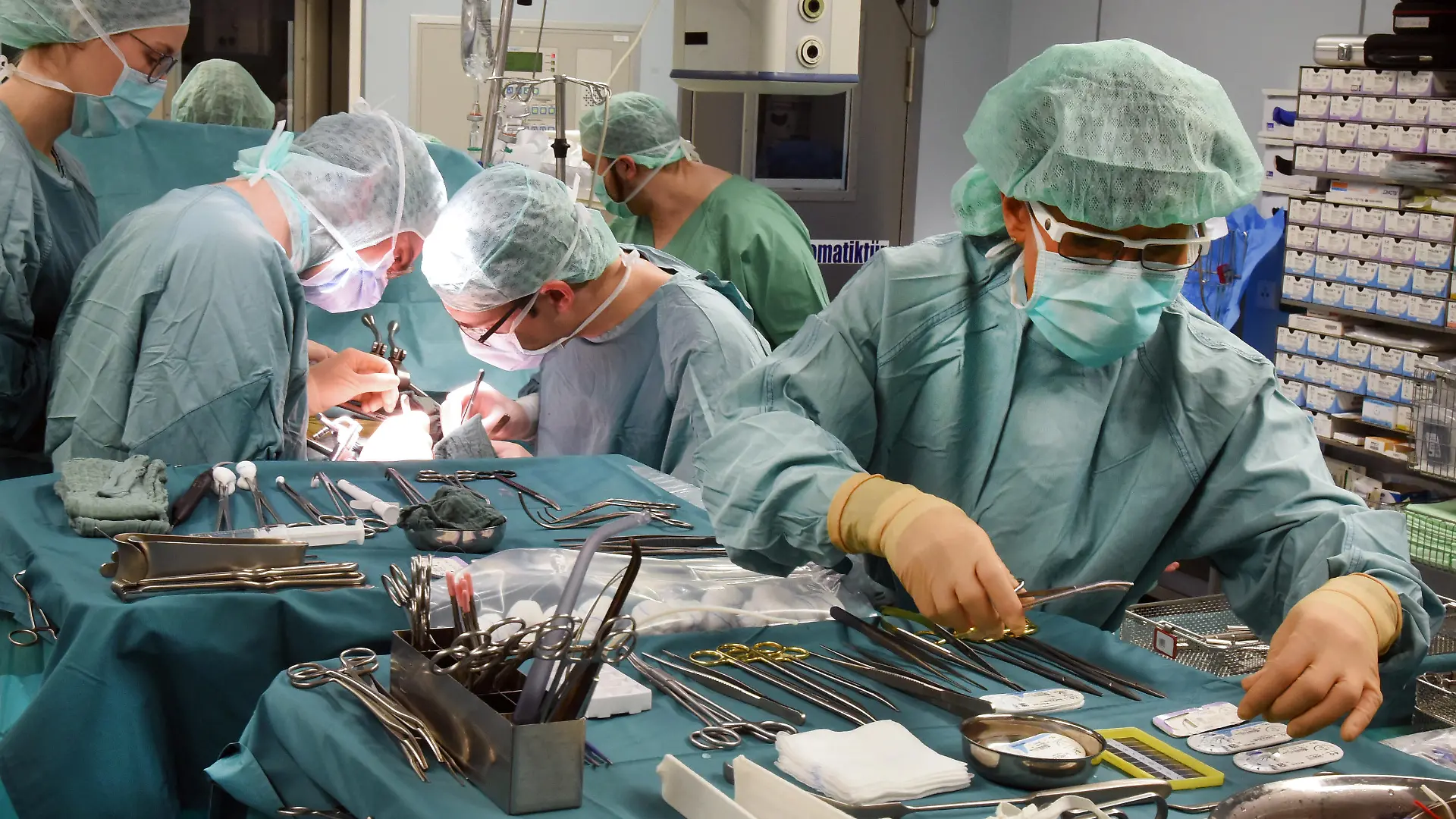ARCHIV - 20.03.2019, Sachsen, Leipzig: Im Transplantationszentrum am Universitätsklinikum wird eine Niere von Prof. Dr. Daniel Seehofer (2.v.r) und Oberarzt Sebastian Rademacher (2.v.l.) beim Empfänger transplantiert (im Vordergrund OP-SchwesterAnnett Heide). In dem Transpantationszentrum, das 1993 gegründet wurde, konnten in den zurückliegenden 25 Jahren über 1040 Lebern und über 1000 Nieren transplantiert werden. (zu dpa "Abgeordnetengruppe wirbt für mehr freiwillige Organspenden") Foto: Waltraud Grubitzsch/ZB/dpa +++ dpa-Bildfunk +++
