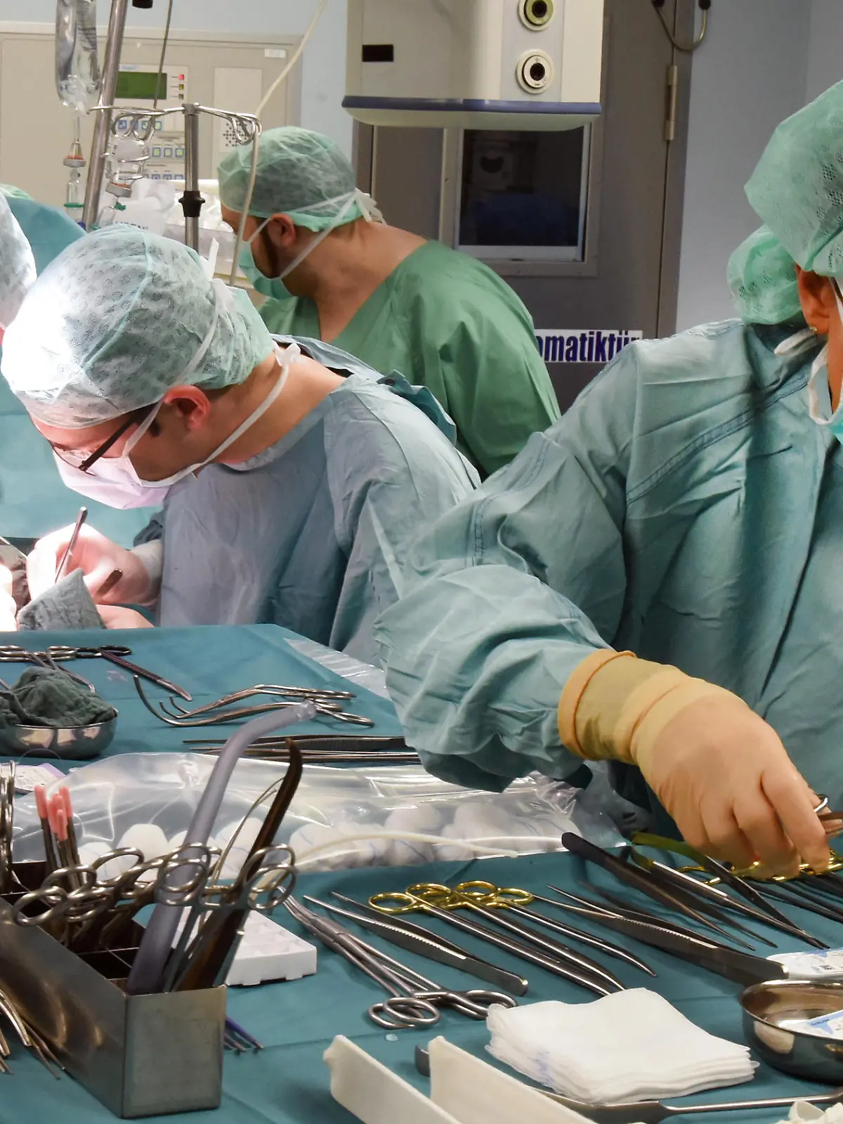 ARCHIV - 20.03.2019, Sachsen, Leipzig: Im Transplantationszentrum am Universitätsklinikum wird eine Niere von Prof. Dr. Daniel Seehofer (2.v.r) und Oberarzt Sebastian Rademacher (2.v.l.) beim Empfänger transplantiert (im Vordergrund OP-SchwesterAnnett Heide). In dem Transpantationszentrum, das 1993 gegründet wurde, konnten in den zurückliegenden 25 Jahren über 1040 Lebern und über 1000 Nieren transplantiert werden.      (zu dpa "Abgeordnetengruppe wirbt für mehr freiwillige Organspenden") Foto: Waltraud Grubitzsch/ZB/dpa +++ dpa-Bildfunk +++
