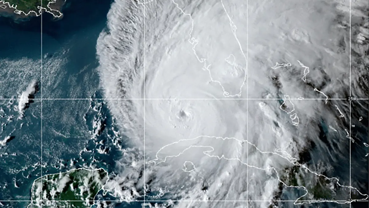 HANDOUT - 27.09.2022, ---: Dieses von der National Oceanic and Atmospheric Administration (NOAA) zur Verfügung gestellte Satellitenbild vom GOES-East GeoColor, aufgenommen um 22:10 Uhr EDT (04:10 Uhr GMT+2) am Dienstag, 27. September 2022, zeigt den Hurrikan «Ian» über dem Golf von Mexiko. Foto: Uncredited/NOAA/AP/dpa - ACHTUNG: Nur zur redaktionellen Verwendung und nur mit vollständiger Nennung des vorstehenden Credits +++ dpa-Bildfunk +++