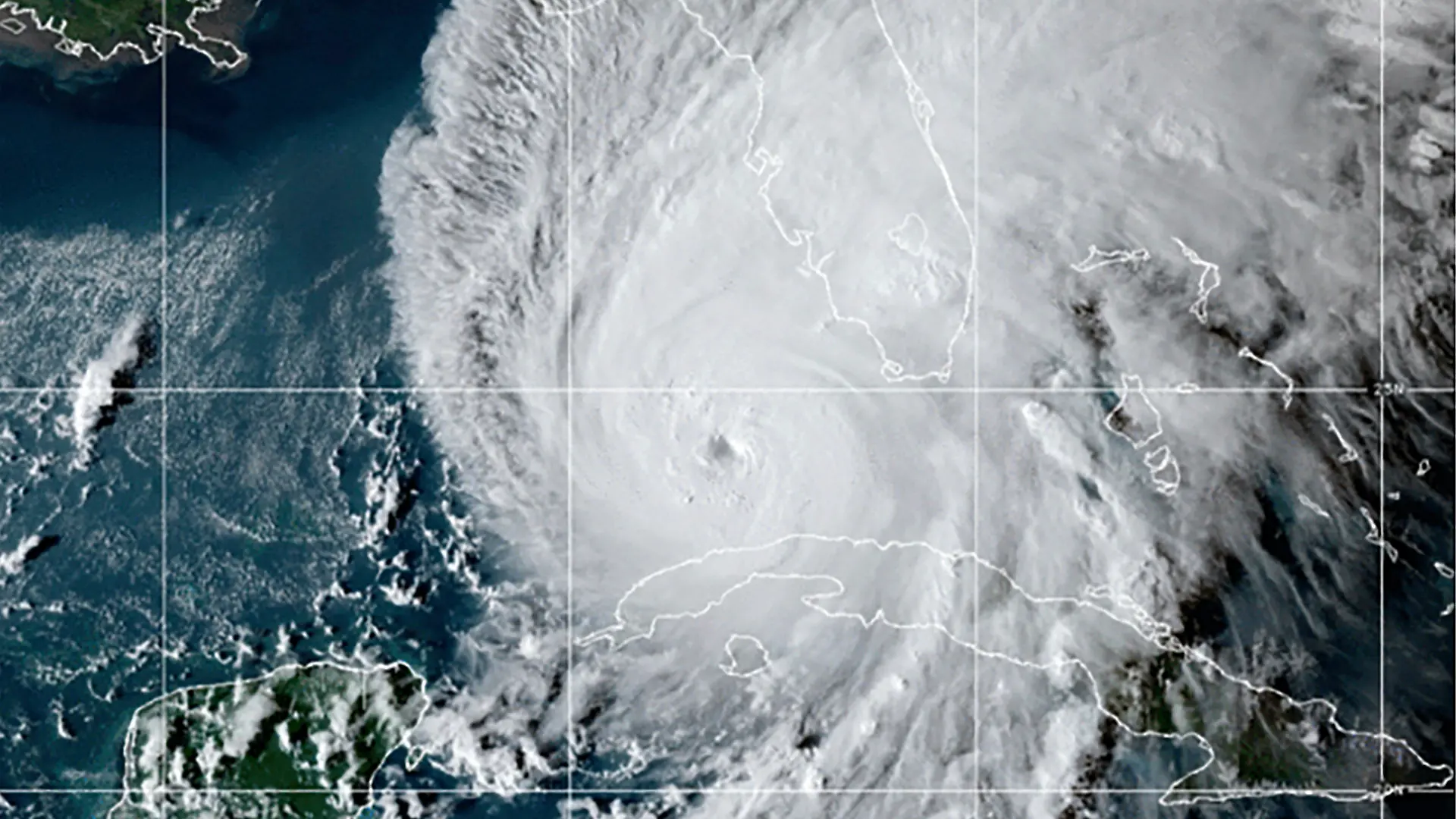 HANDOUT - 27.09.2022, ---: Dieses von der National Oceanic and Atmospheric Administration (NOAA) zur Verfügung gestellte Satellitenbild vom GOES-East GeoColor, aufgenommen um 22:10 Uhr EDT (04:10 Uhr GMT+2) am Dienstag, 27. September 2022, zeigt den Hurrikan «Ian» über dem Golf von Mexiko. Foto: Uncredited/NOAA/AP/dpa - ACHTUNG: Nur zur redaktionellen Verwendung und nur mit vollständiger Nennung des vorstehenden Credits +++ dpa-Bildfunk +++