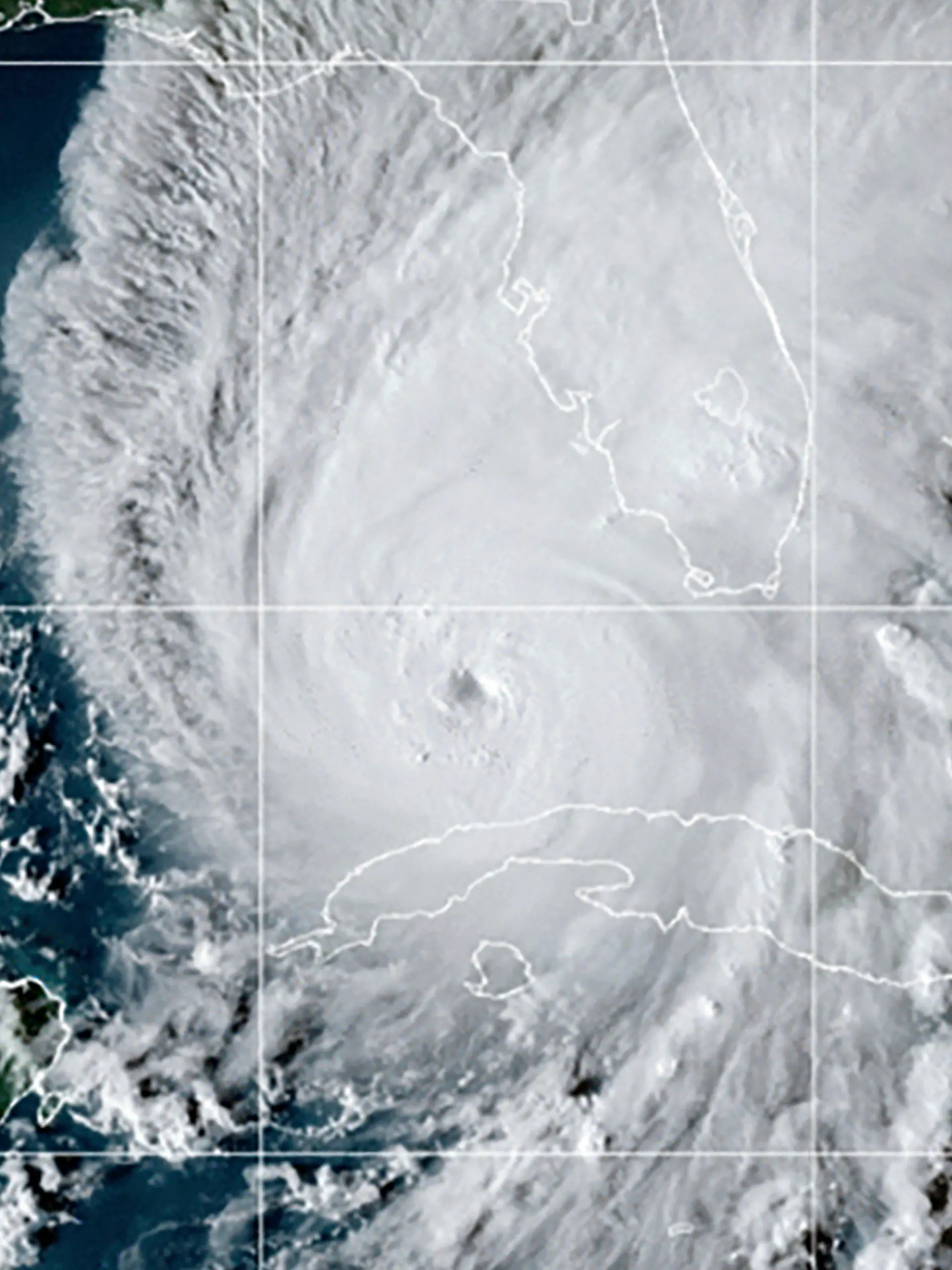 HANDOUT - 27.09.2022, ---: Dieses von der National Oceanic and Atmospheric Administration (NOAA) zur Verfügung gestellte Satellitenbild vom GOES-East GeoColor, aufgenommen um 22:10 Uhr EDT (04:10 Uhr GMT+2) am Dienstag, 27. September 2022, zeigt den Hurrikan «Ian» über dem Golf von Mexiko. Foto: Uncredited/NOAA/AP/dpa - ACHTUNG: Nur zur redaktionellen Verwendung und nur mit vollständiger Nennung des vorstehenden Credits +++ dpa-Bildfunk +++