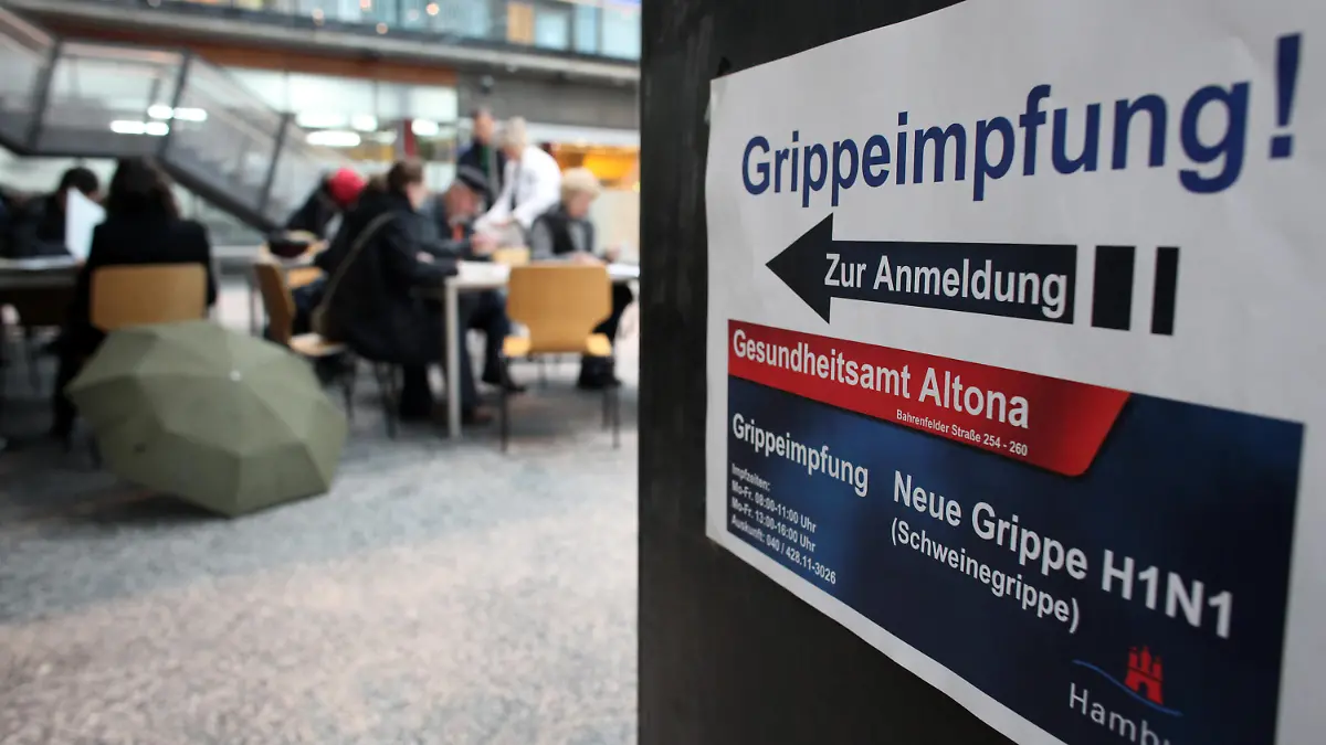 ACHTUNG: DIESER BEITRAG DARF NICHT VOR DER SPERRFRIST, 1. Juli 20.00 UHR, VERÖFFENTLICHT WERDEN! EIN BRUCH DES EMBARGOS KÖNNTE DIE BERICHTERSTATTUNG ÜBER STUDIEN EMPFINDLICH EINSCHRÄNKEN.ARCHIV  - Patienten warten am 02.11.2009 im Gesundheitsamt im Hamburger Stadtteil Altona auf die Impfung gegen die Schweinegrippe. Foto: Kay Nietfeld/dpa (zu dpa "Studie: Virus-Protein in Schweinegrippe-Impfung löste Narkolepsie aus" vom 01.07.2015) +++(c) dpa - Bildfunk+++