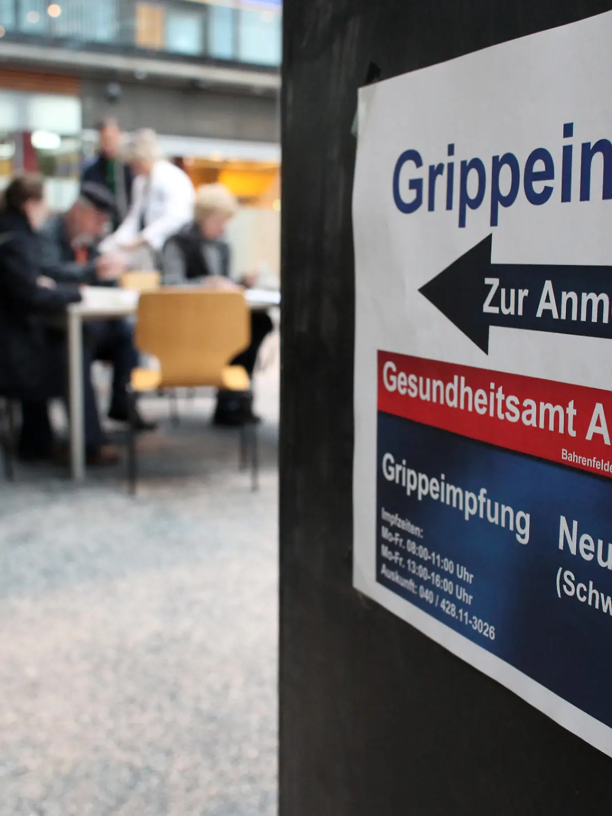 ACHTUNG: DIESER BEITRAG DARF NICHT VOR DER SPERRFRIST, 1. Juli 20.00 UHR, VERÖFFENTLICHT WERDEN! EIN BRUCH DES EMBARGOS KÖNNTE DIE BERICHTERSTATTUNG ÜBER STUDIEN EMPFINDLICH EINSCHRÄNKEN.ARCHIV  - Patienten warten am 02.11.2009 im Gesundheitsamt im Hamburger Stadtteil Altona auf die Impfung gegen die Schweinegrippe. Foto: Kay Nietfeld/dpa (zu dpa "Studie: Virus-Protein in Schweinegrippe-Impfung löste Narkolepsie aus" vom 01.07.2015) +++(c) dpa - Bildfunk+++