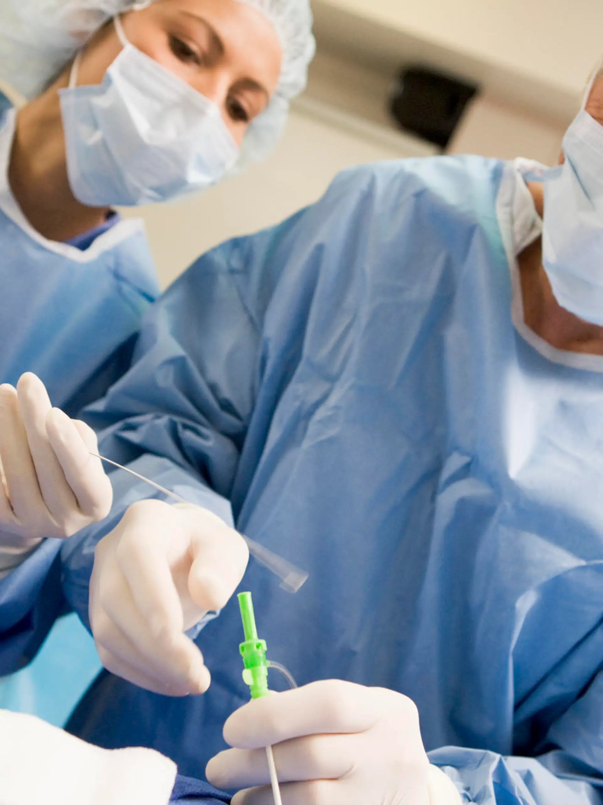 Ärzte führen im OP eine Herzkatheteruntersuchung durch. Gesundheit, Krankenhaus