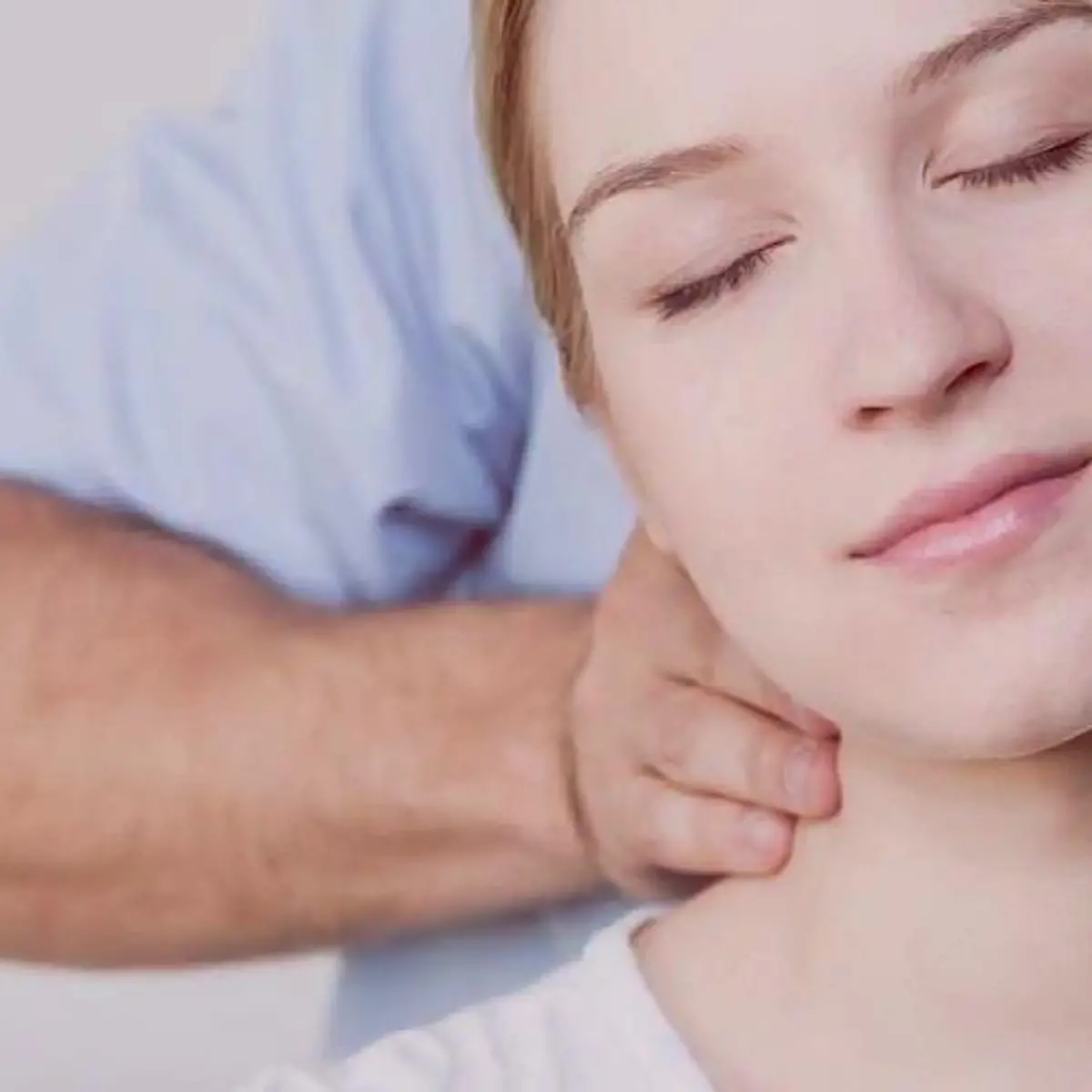 Halswirbelsäule (HWS) Logo von Halswirbelsäule (HWS)