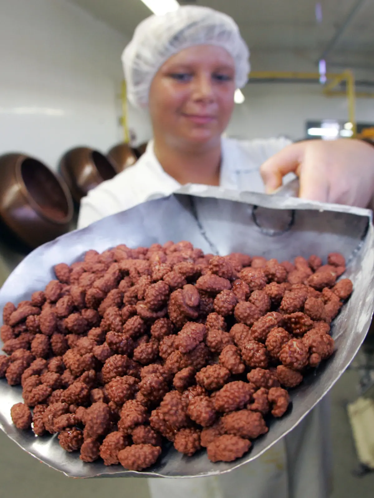 Gebrannte Erdnüsse präsentiert Maraike Bednarz von der Bodeta Süßwaren GmbH in Oschersleben, aufgenommen am 17.03.2010. Das Unternehmen fertigt jährlich rund 4.700 Tonnen Süßwaren von Dragee-Einern angefangen bis zu Sahnebonbons. Foto: Matthias Bein/lah +++(c) ZB-FUNKREGIO OST - Honorarfrei nur für Bezieher des ZB-Regiodienstes+++ +++ dpa-Bildfunk +++