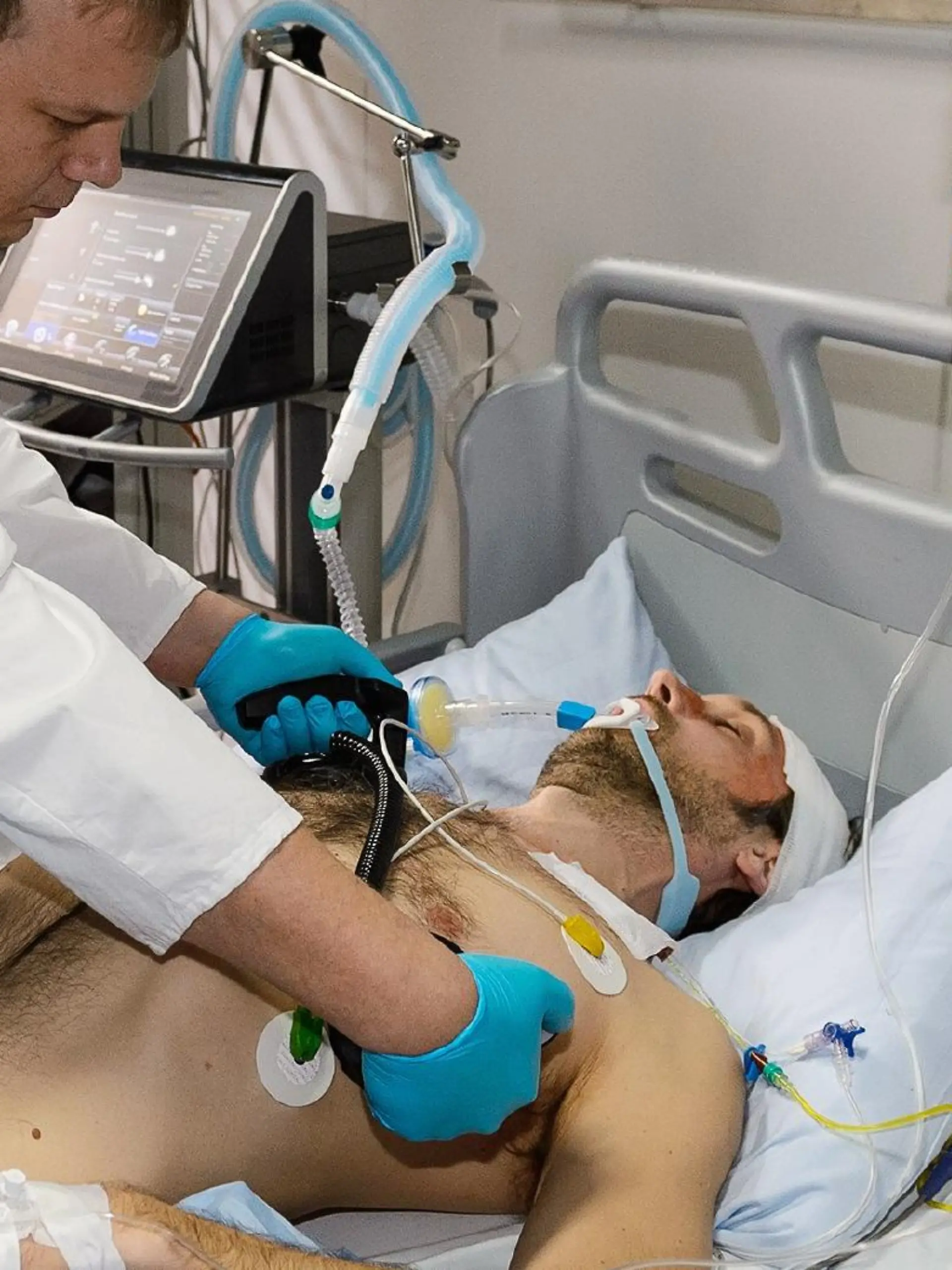 Hilflos muss Vanessa (Julia Augustin) zuschauen, wie die Ärzte (Komparsen) um Eriks (Alexander Wüst, r.) Leben kämpfen, als er einen Herzstillstand erleidet.