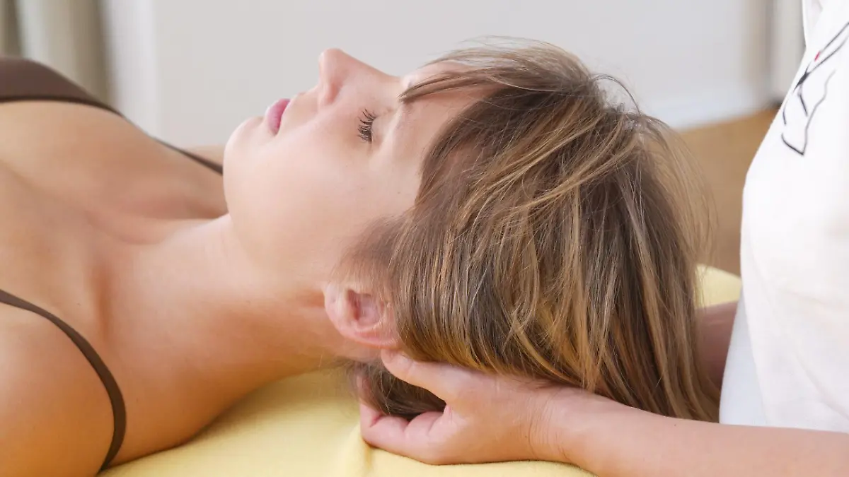 Osteopathische Therapie in der Praxis f¬?r Krankengymnastik von Monika Mester in Troisdorf-Spich. Die Osteopathie ist ein ganzheitliches manuelles Diagnose- und Heilverfahren (manuelle Medizin) und dient vorwiegend zur Erkennung und Behandlung von FunktionsstÀÜrungen des St¬?tz- und Bewegungsapparates, die oft Ursache weitergehender Erkrankungen und Schmerzen sind. (model released). Troisdorf, Nordrhein-Westfalen, Deutschland, 14.10.2006