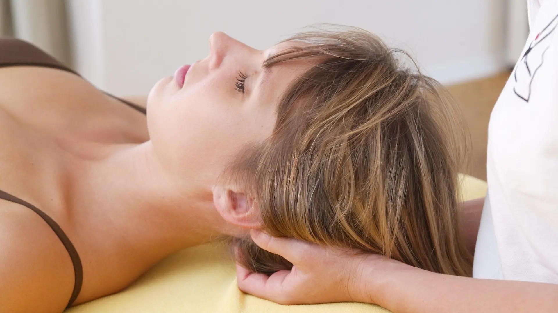 Osteopathische Therapie in der Praxis f¬?r Krankengymnastik von Monika Mester in Troisdorf-Spich. Die Osteopathie ist ein ganzheitliches manuelles Diagnose- und Heilverfahren (manuelle Medizin) und dient vorwiegend zur Erkennung und Behandlung von FunktionsstÀÜrungen des St¬?tz- und Bewegungsapparates, die oft Ursache weitergehender Erkrankungen und Schmerzen sind. (model released). Troisdorf, Nordrhein-Westfalen, Deutschland, 14.10.2006