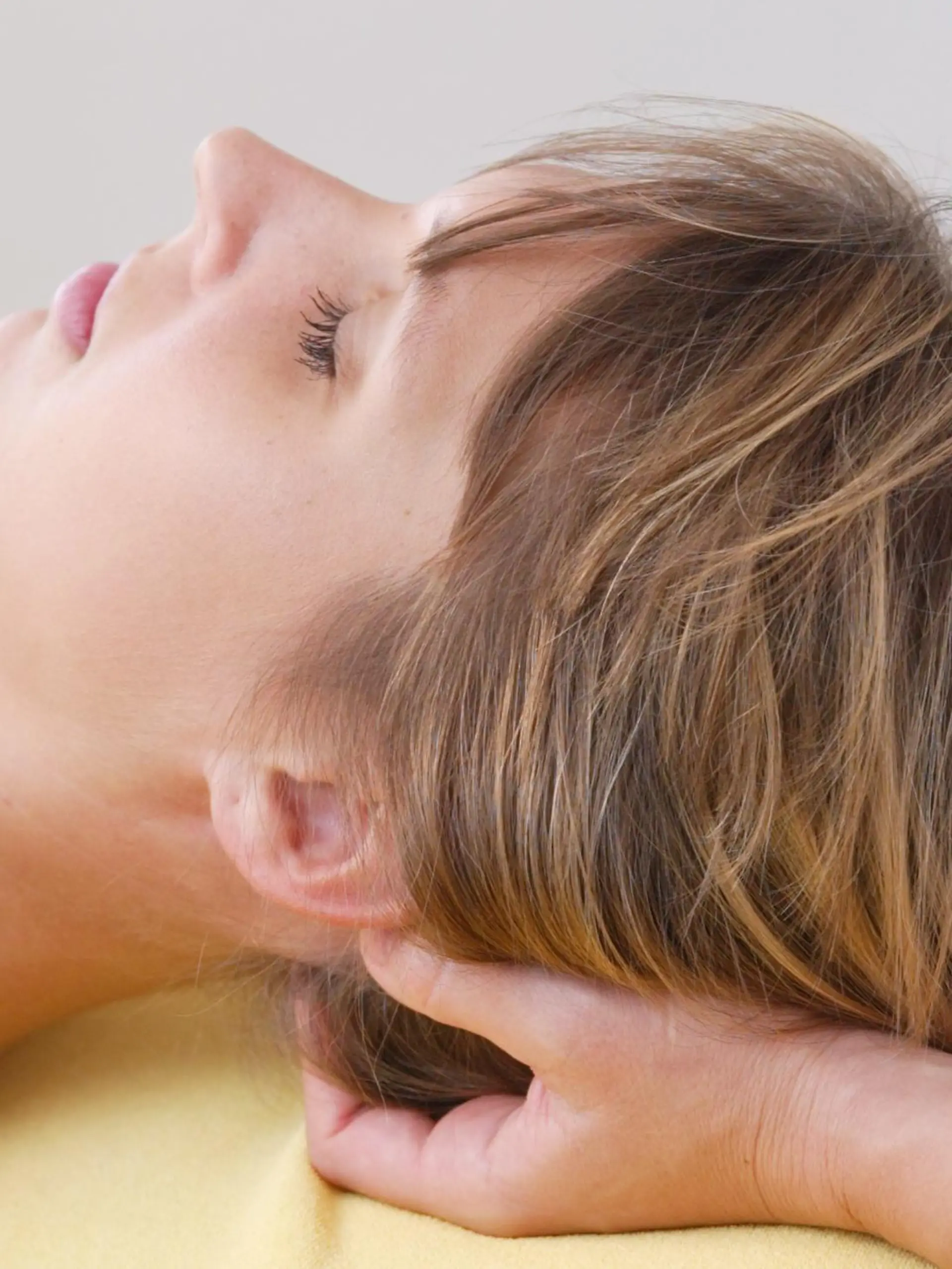 Osteopathische Therapie in der Praxis f¬?r Krankengymnastik von Monika Mester in Troisdorf-Spich. Die Osteopathie ist ein ganzheitliches manuelles Diagnose- und Heilverfahren (manuelle Medizin) und dient vorwiegend zur Erkennung und Behandlung von FunktionsstÀÜrungen des St¬?tz- und Bewegungsapparates, die oft Ursache weitergehender Erkrankungen und Schmerzen sind. (model released). Troisdorf, Nordrhein-Westfalen, Deutschland, 14.10.2006
