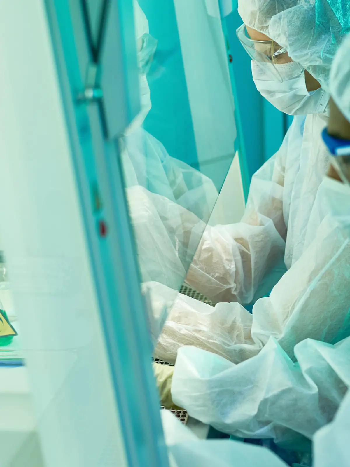 Biotechnologie-Labor mit Arbeiter