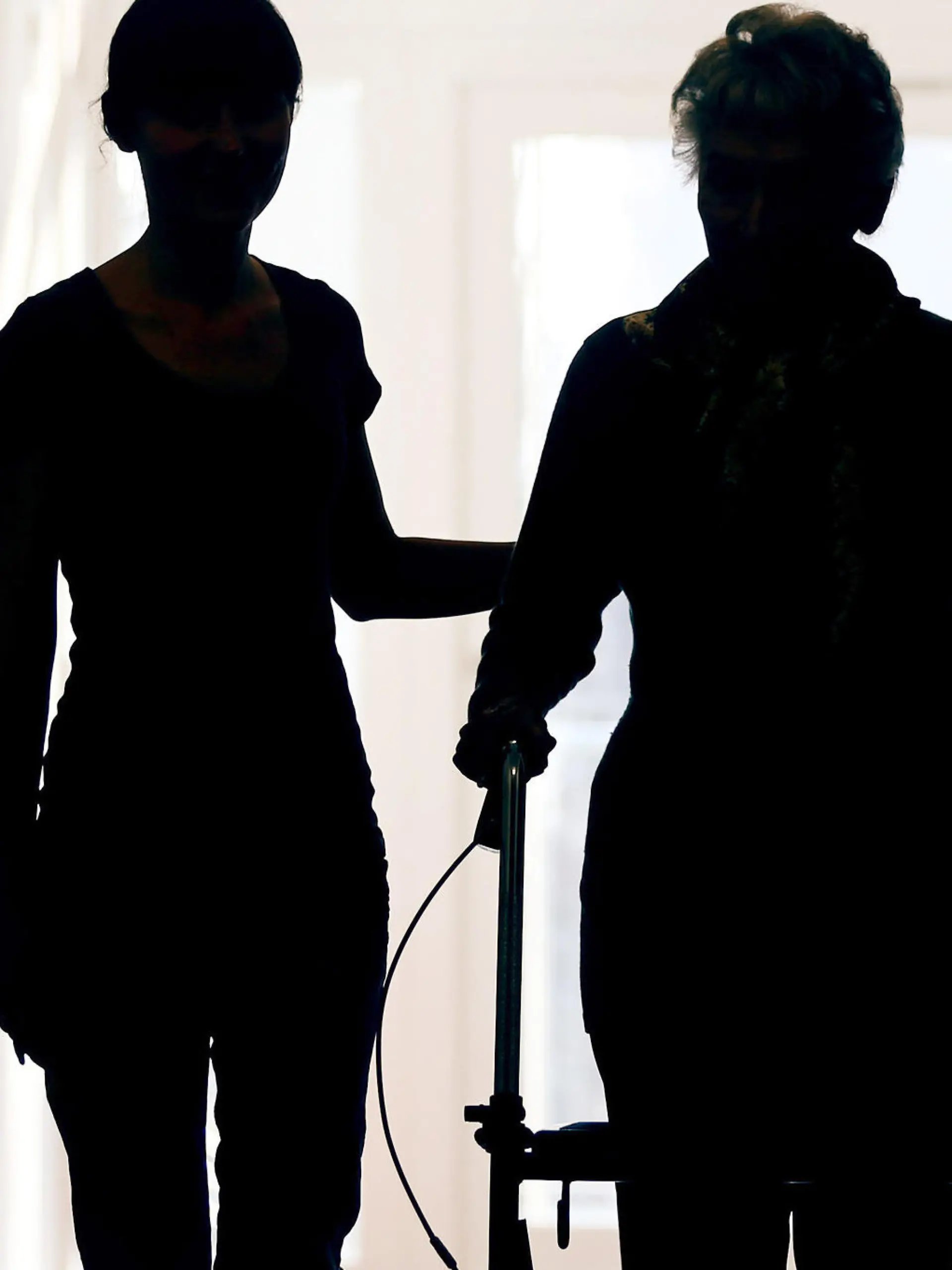 ARCHIV - 22.02.2013, Nordrhein-Westfalen, Düsseldorf: Eine Pflegekraft (l) begleitet die Bewohnerin eines Altenheims beim Gang über den Flur.    (zu dpa: "Wohnteilhabegesetz in NRW") Foto: Oliver Berg/dpa +++ dpa-Bildfunk +++