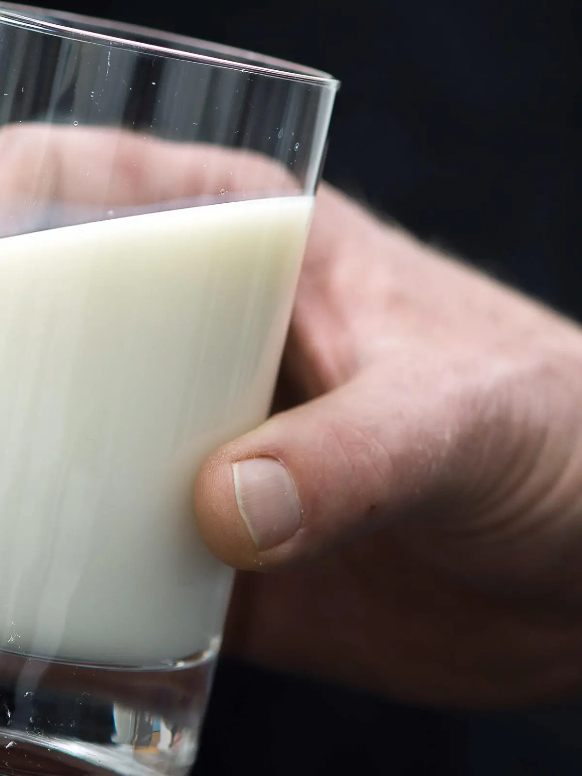 ARCHIV - 18.02.2016, Hamburg: ARCHIV - ILLUSTRATION - 18.02.2016, Hamburg: Ein Mann hält ein Glas Milch in der Hand. (Zu dpa "Bundesbürger trinken weniger Milch - auch Butter-Konsum lässt nach") Foto: Lukas Schulze/dpa +++ dpa-Bildfunk +++