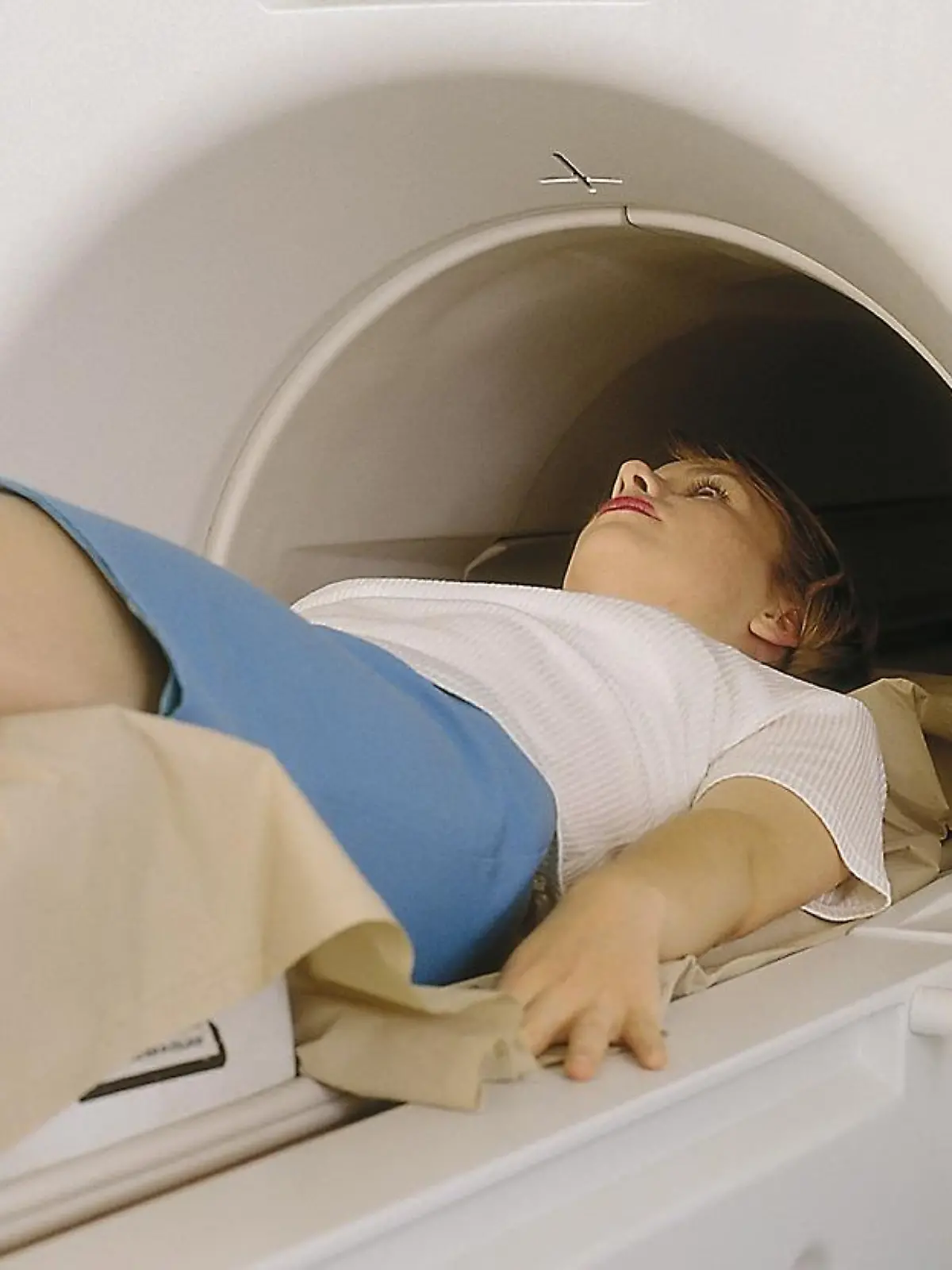 Eine Frau wird in einen Computertomographen geschoben.