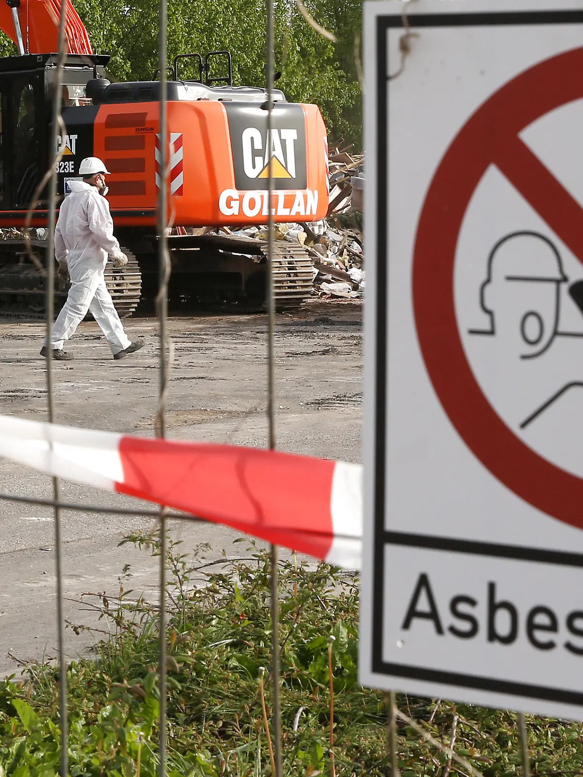 ARCHIV - 20.05.2015, Mecklenburg-Vorpommern, Bützow: Auf einem Sammelplatz, wo asbestbelasteter Schutt lagert, warnt 
ein Schild «Asbestfasern!». Asbest ist eines der großen Themen im Bereich Arbeitsschutz, der vom Landesamt für Gesundheit und Soziales verantwortet wird. (zu dpa «Landesamt für Gesundheit und Soziales stellt Jahresbericht 2018 vor») Foto: Bernd Wüstneck/ZB/dpa +++ dpa-Bildfunk +++