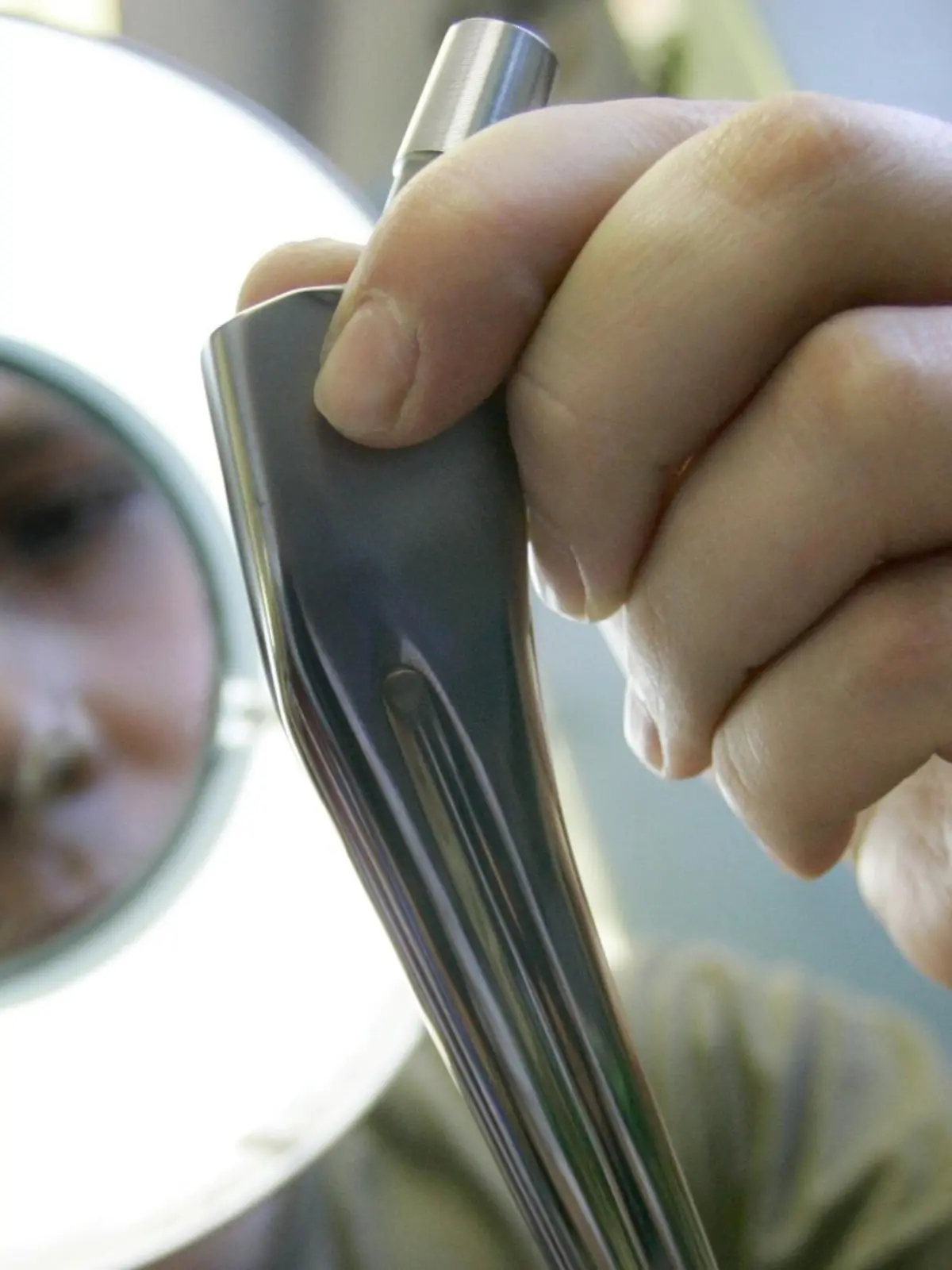 ARCHIV - Ein Mitarbeiter der aap Implantate AG in Berlin kontrolliert am 19.06.2007 in der Fertigungsanlage der Firma ein Teil eines Hüftendoprothesensystems. Das Unternehmen entwickelt, produziert und vermarktet Implantate und Biomaterialien für die Traumatologie und Orthopädie. Die gesetzlichen Krankenkassen begrüßen Pläne der Koalition gegen immer mehr medizinisch zweifelhafte Operationen in Deutschlands rund 2000 Kliniken. In Krankenhäusern gebe es unnötige Steigerungen der Behandlungszahlen, sagte der Sprecher des Kassen-Spitzenverbands. Foto: Steffen Kugler dpa  +++(c) dpa - Bildfunk+++