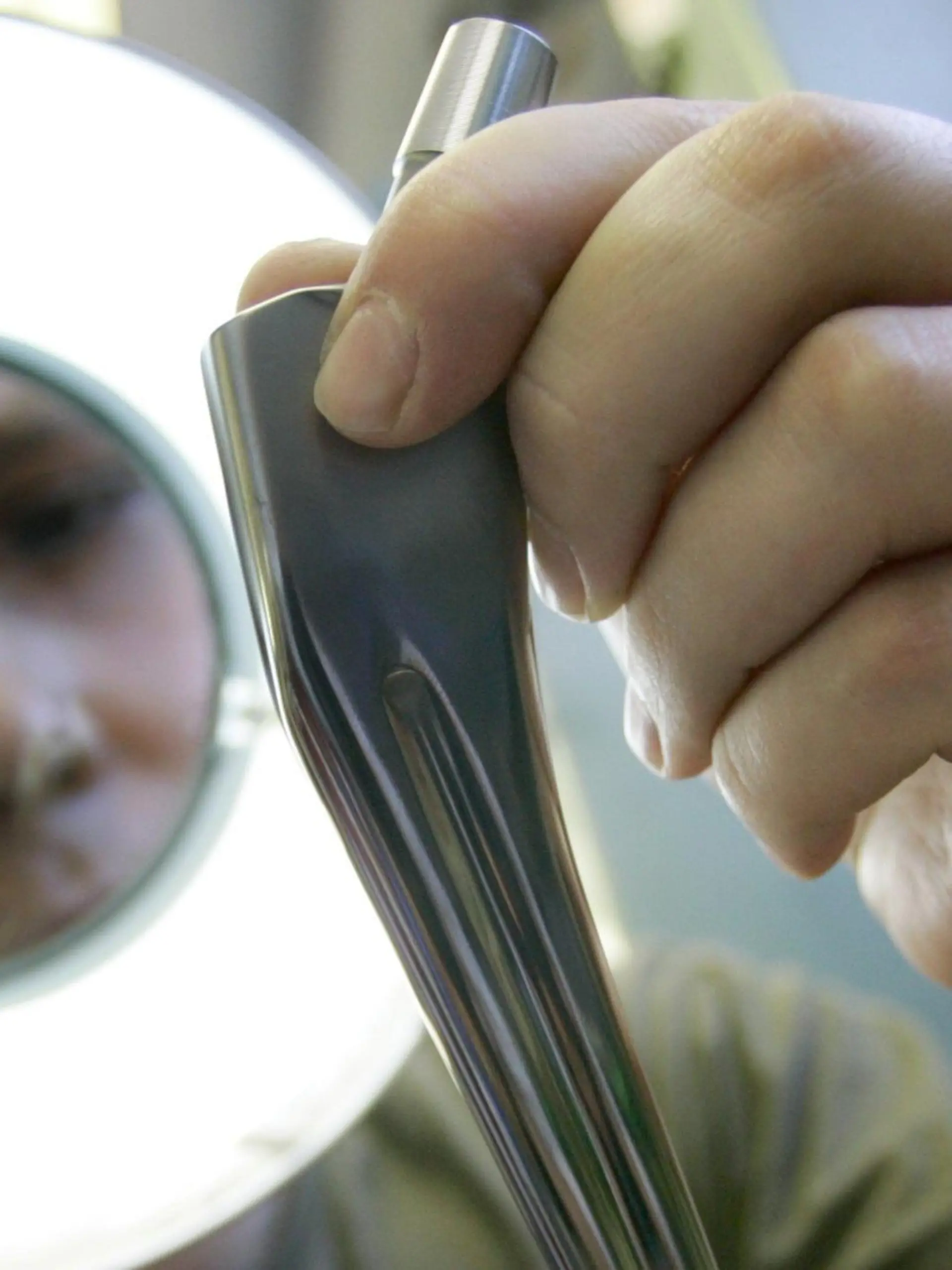ARCHIV - Ein Mitarbeiter der aap Implantate AG in Berlin kontrolliert am 19.06.2007 in der Fertigungsanlage der Firma ein Teil eines Hüftendoprothesensystems. Das Unternehmen entwickelt, produziert und vermarktet Implantate und Biomaterialien für die Traumatologie und Orthopädie. Die gesetzlichen Krankenkassen begrüßen Pläne der Koalition gegen immer mehr medizinisch zweifelhafte Operationen in Deutschlands rund 2000 Kliniken. In Krankenhäusern gebe es unnötige Steigerungen der Behandlungszahlen, sagte der Sprecher des Kassen-Spitzenverbands. Foto: Steffen Kugler dpa  +++(c) dpa - Bildfunk+++