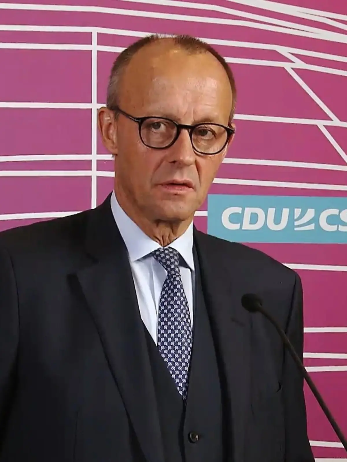 CDU-Chef Friedrich Merz steht wegen seiner "Sozialtourismus"-Aussage in der Kritik. Mittlerweile hat Merz seine Aussage zwar wieder zurückgenommen, offene Fragen gibt es aber weiterhin. Und die Kritik an Merz' Aussage hält weiter an - sogar aus den eigenen CDU-Reihen. Mehr dazu im Video.
