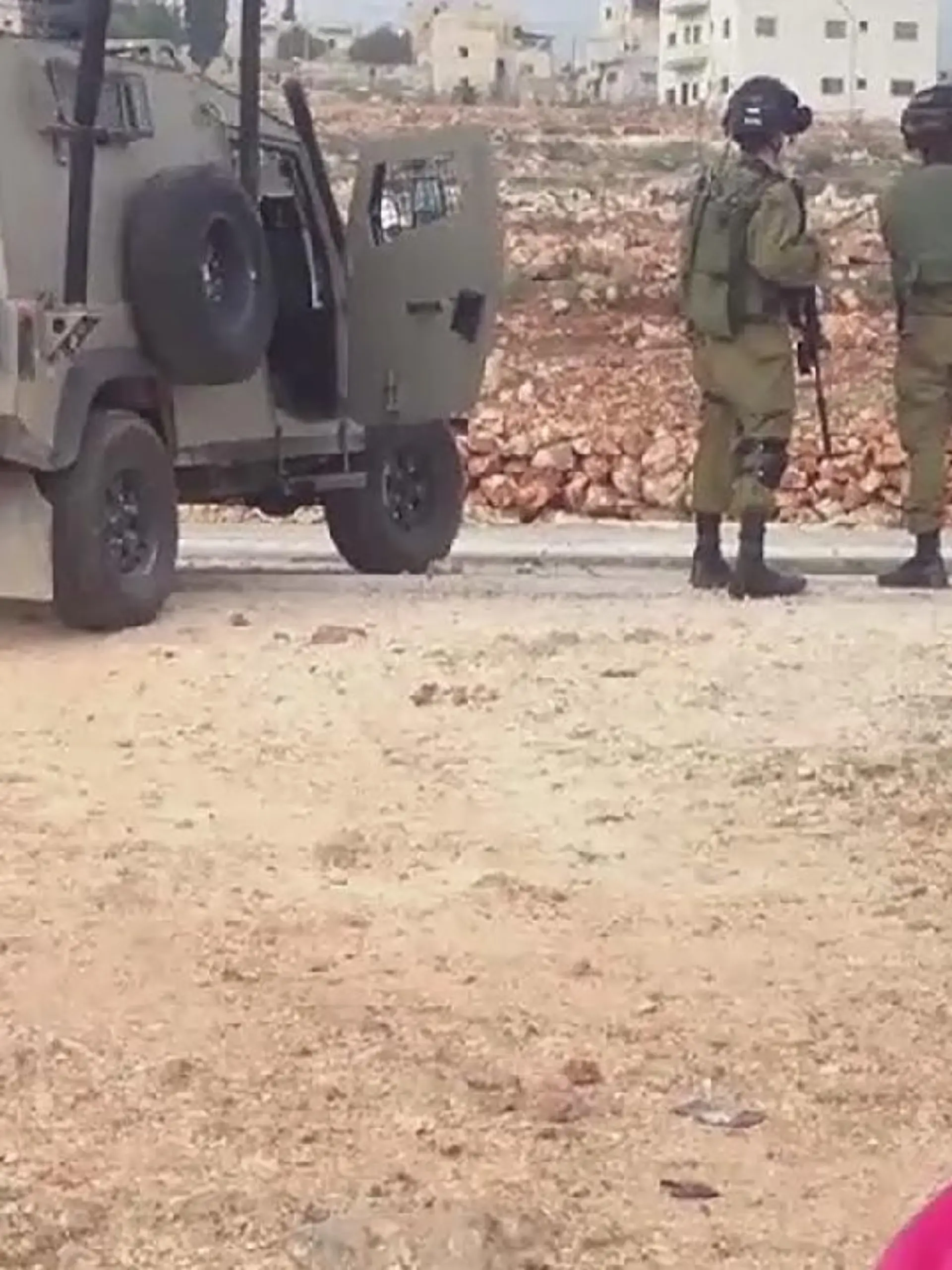 Jana Jihad vor Soldaten der israelischen Armee