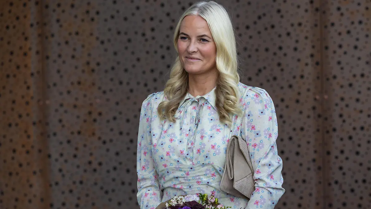 LILLESTROM, NORWAY - AUGUST 31: Crown Princess Mette-Marit visits Lillestrøm Library on August 31, 2022 in Lillestrom, Norway. (Photo by Per Ole Hagen/Getty Images)