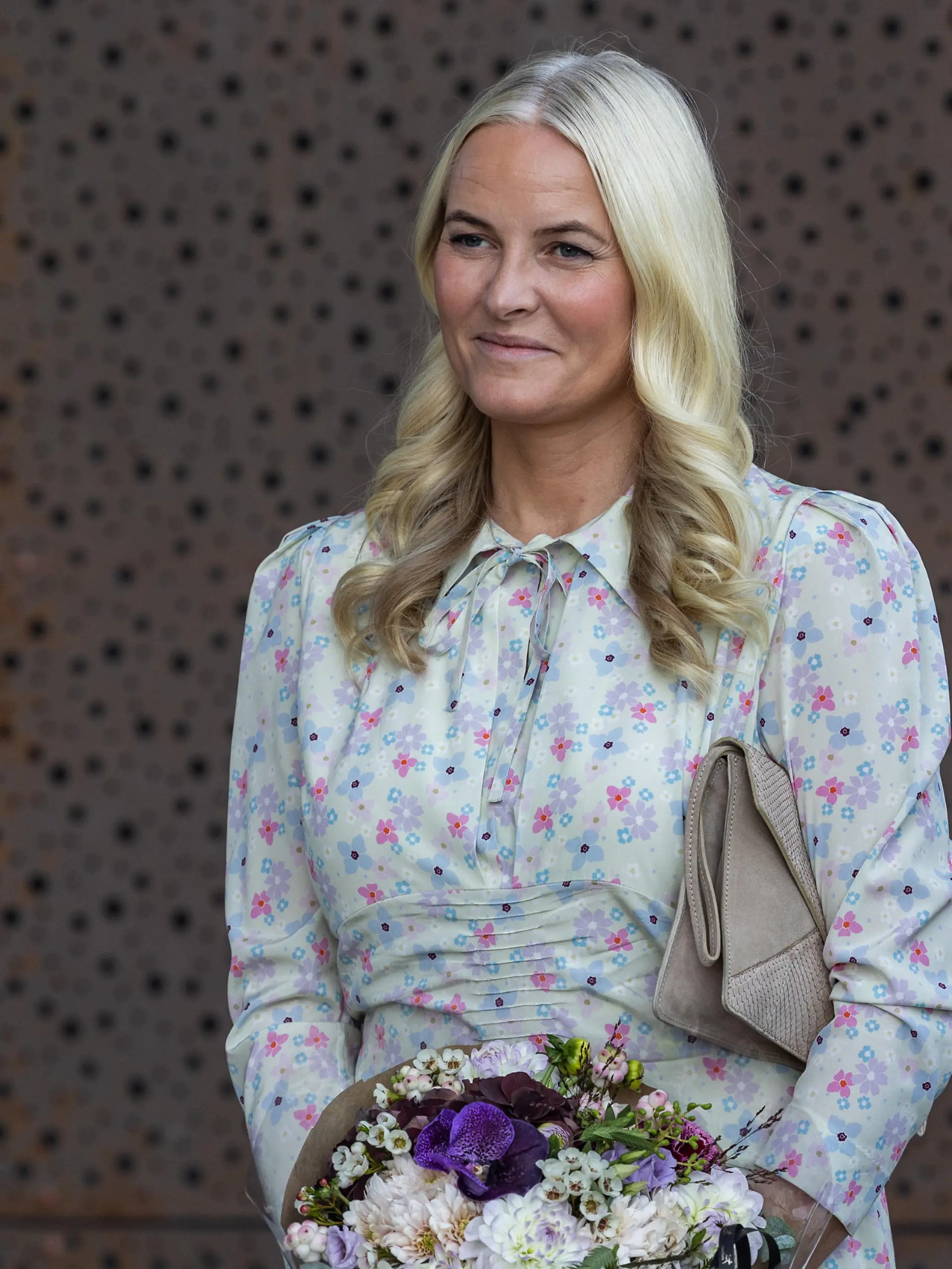 LILLESTROM, NORWAY - AUGUST 31: Crown Princess Mette-Marit visits Lillestrøm Library on August 31, 2022 in Lillestrom, Norway. (Photo by Per Ole Hagen/Getty Images)