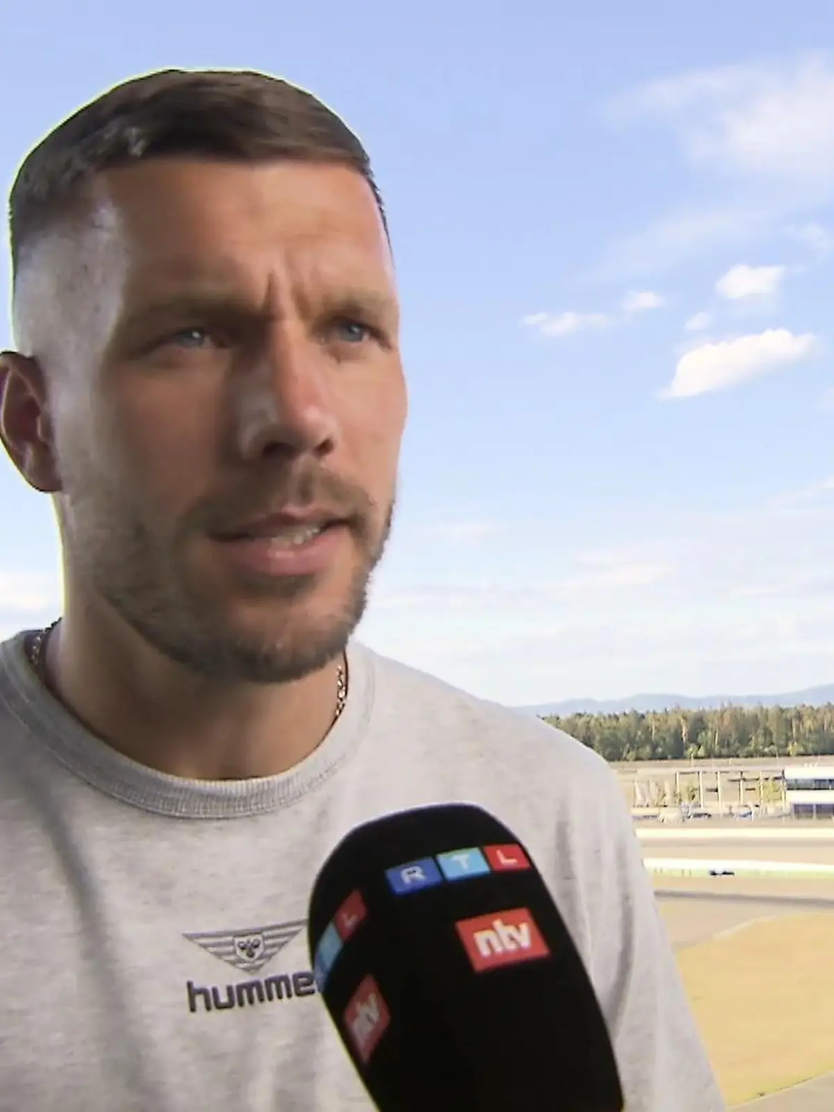 Poldi, der Pop-Fan. Lukas Podolski plant für 2023 das Popmusik-Festival "Glücksgefühle", wo dann unter anderem Sido und Marteria auftreten sollen.