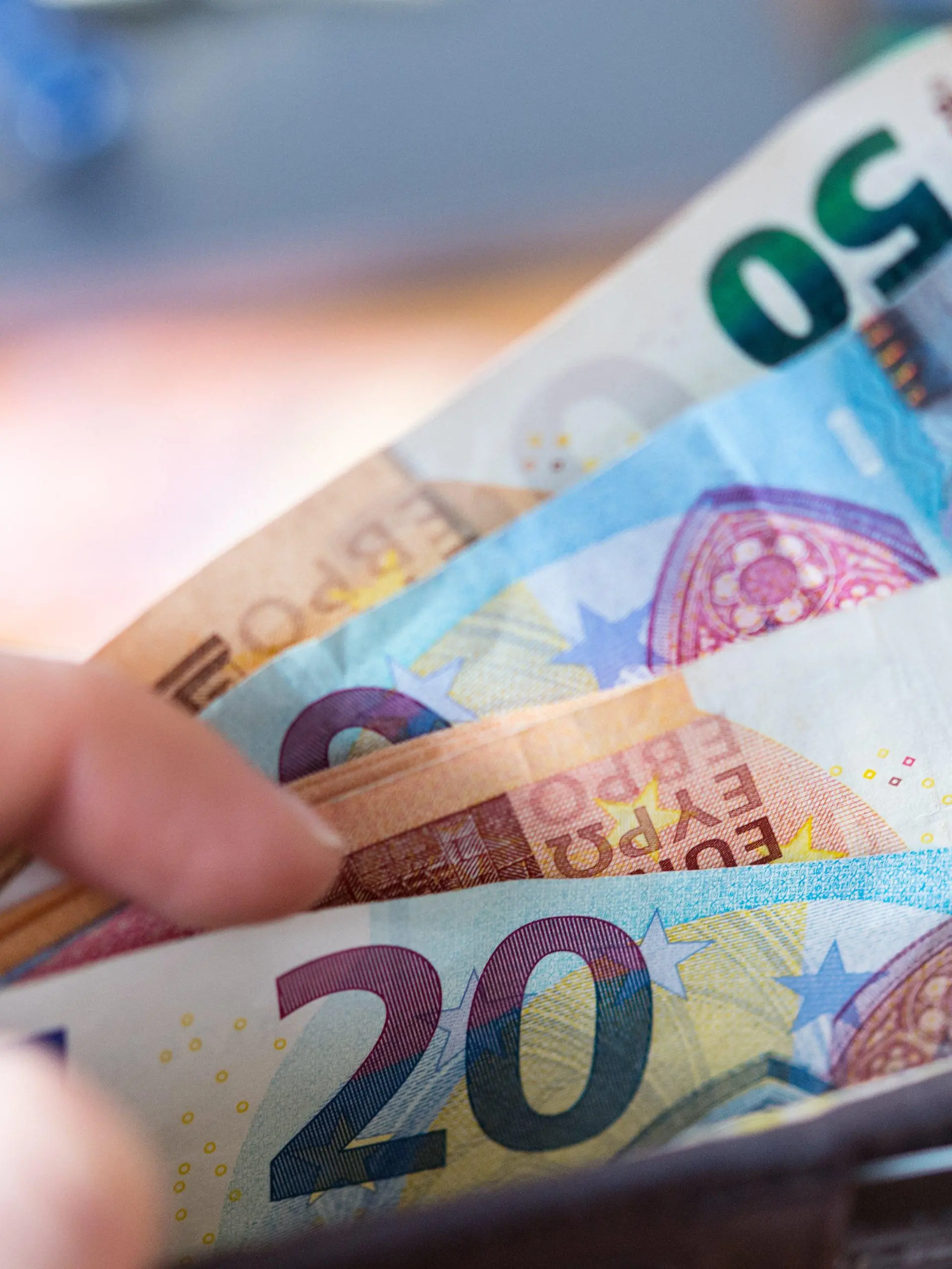 ARCHIV - 04.12.2018, Thüringen, Erfurt: Eine Frau hält eine Geldbörse mit Banknoten in der Hand. In Thüringen haben die Beschäftigten in der Altenpflege nach Angaben des Gesundheitsministeriums den ersten Teil des Corona-Bonus erhalten. (zu dpa: «Ministerium: Erster Teil des Corona-Bonus hat Pflegekräfte erreicht» Foto: Monika Skolimowska/dpa-Zentralbild/dpa +++ dpa-Bildfunk +++