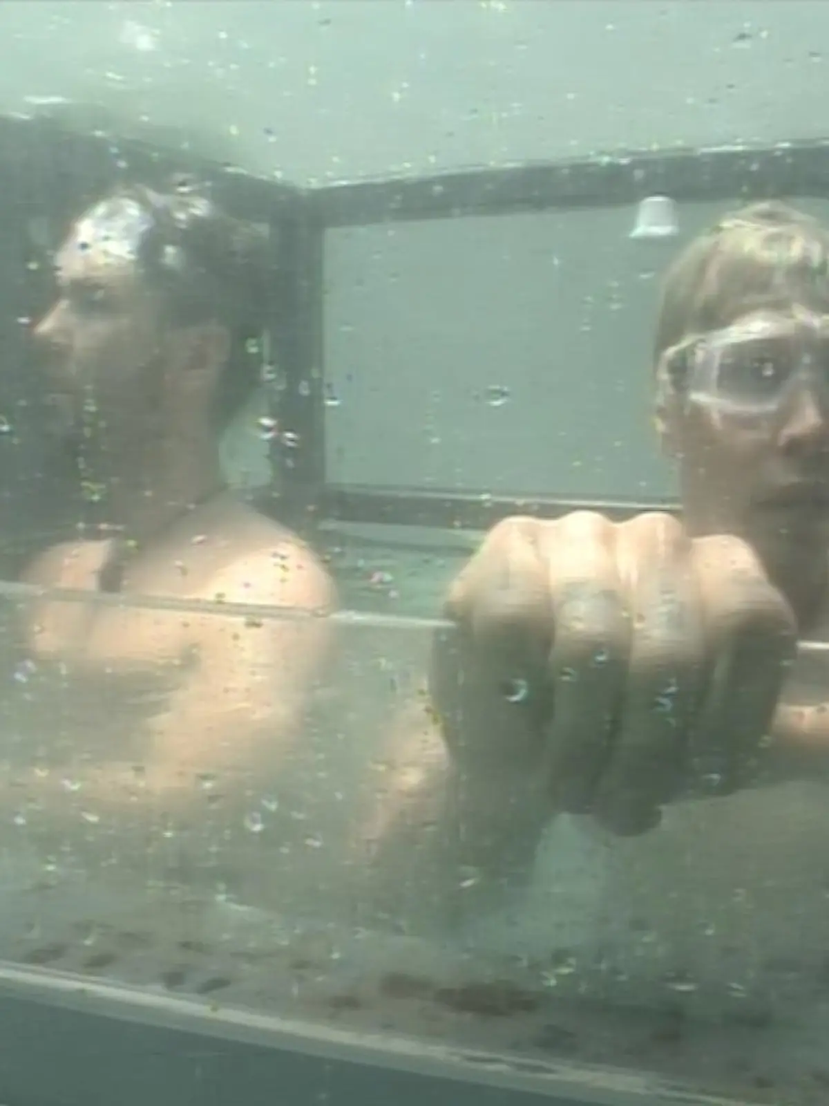 Tag 02 - Dschungelprüfung 03 "Das Schlimmbad": Alexander "Honey" Keen und Florian Wess (r.) duellieren sich in der Dschungelprüfung. Im "Schlimmbad" müssen sie in einer Unterwasser-Prüfung insgesamt sechs Sterne pro Kopf einsammeln, die in Unterwasserkammern versteckt sind. Und natürlich sind auch noch ein paar nette australische Wassertierchen dabei.

Verwendung der Bilder für Online-Medien ausschließlich mit folgender Verlinkung: "Alle Infos zu "Ich bin ein Star - Holt mich hier raus!" im Special bei RTL.de: http://www.rtl.de/cms/sendungen/ich-bin-ein-star.html

NUR ZUR EINMALIGEN VERÖFFENTLICHUNG ! KEINE WEITERGABE AN DRITTE ! 
KEINE VERWENDUNG NACH DEM 15.02.2017 !! KEINE ARCHIVIERUNG !

Suchbegriff: Dschungelcamp *** Local Caption *** Verwendung der Bilder für Online-Medien ausschließlich mit folgender Verlinkung: "Alle Infos zu "Ich bin ein Star - Holt mich hier raus!" im Special bei RTL.de: http://www.rtl.de/cms/sendungen/ich-bin-ein-star.html

NUR ZUR EINMALIGEN VERÖFFENTLICHUNG ! KEINE WEITERGABE AN DRITTE ! 
KEINE VERWENDUNG NACH DEM 15.02.2017 !! KEINE ARCHIVIERUNG !

Suchbegriff: Dschungelcamp