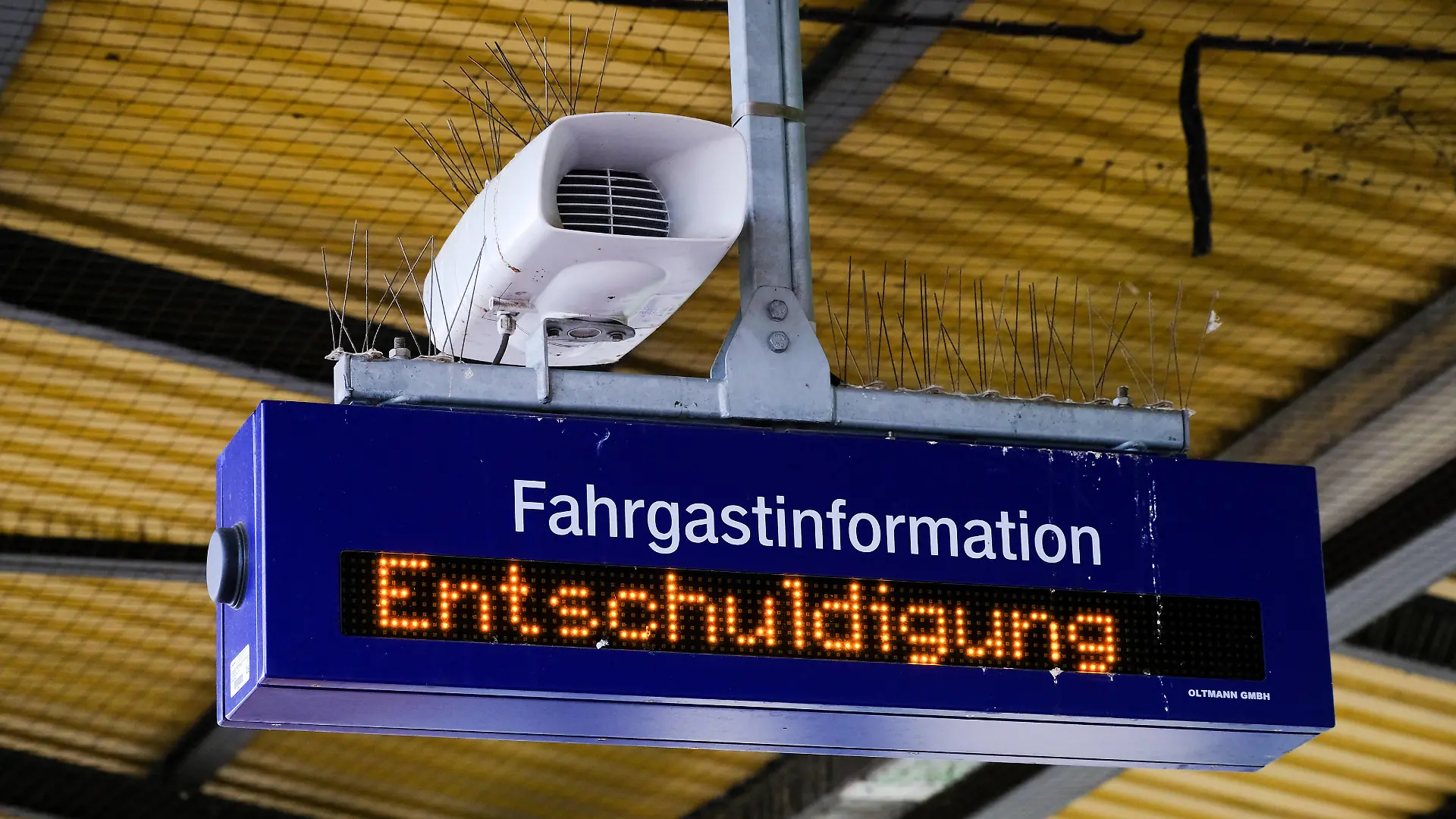 Düsseldorf 23.08.2021 Bahnsteig Entschuldigung Anzeige Anzeigetafel Infotafel Leuchttafel Laufband Lautsprecher Fahrgastinformation Nahverkehr ÖPNV DB Deutsche Bahn abellio Tarife Pendler Homeoffice Tickets Ticket Lokführer-Gewerkschaft GDL Gewerkschaft Deutscher Lokomotivführer von Chef Claus Weselsky kündigt Streik nach Urabstimmung an Eisenbahn- und Verkehrsgewerkschaft EVG hatten dem Tarifvertrag schon zugestimmt Tarifkonflikt Lokführerstreik DB Deutsche Bahn Zug GDL Bahnstreik Bundesbahn Düsseldorf Nordrhein-Westfalen Deutschland *** Dusseldorf 23 08 2021 platform excuse display display board information board light board ticker loudspeaker passenger information local traffic public transport DB Deutsche Bahn abellio tarif