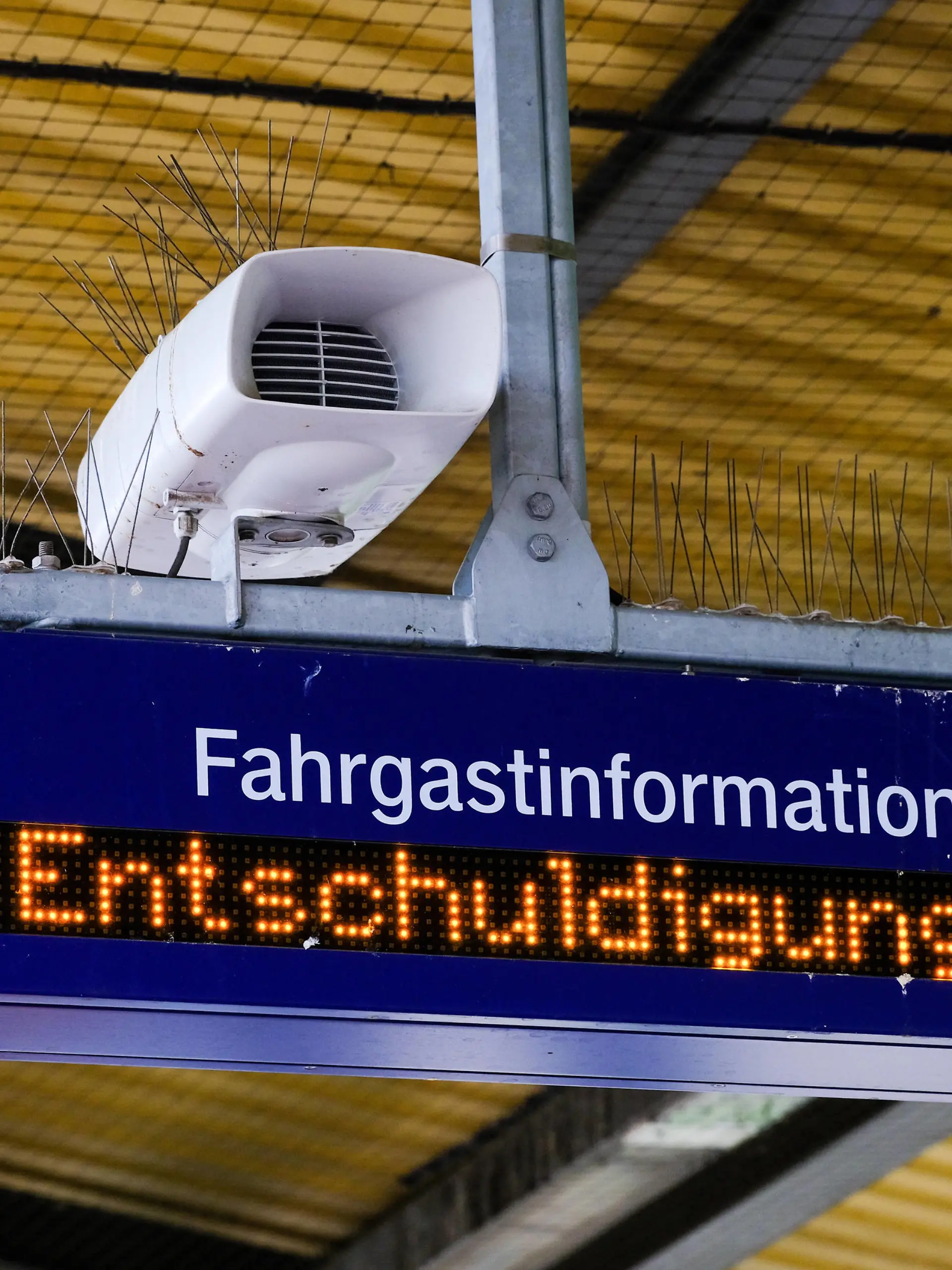  Düsseldorf 23.08.2021 Bahnsteig Entschuldigung Anzeige Anzeigetafel Infotafel Leuchttafel Laufband Lautsprecher Fahrgastinformation Nahverkehr ÖPNV DB Deutsche Bahn abellio Tarife Pendler Homeoffice Tickets Ticket Lokführer-Gewerkschaft GDL Gewerkschaft Deutscher Lokomotivführer von Chef Claus Weselsky kündigt Streik nach Urabstimmung an Eisenbahn- und Verkehrsgewerkschaft  EVG  hatten dem Tarifvertrag schon zugestimmt Tarifkonflikt Lokführerstreik DB Deutsche Bahn Zug GDL Bahnstreik Bundesbahn Düsseldorf Nordrhein-Westfalen Deutschland *** Dusseldorf 23 08 2021 platform excuse display display board information board light board ticker loudspeaker passenger information local traffic public transport DB Deutsche Bahn abellio tarif
