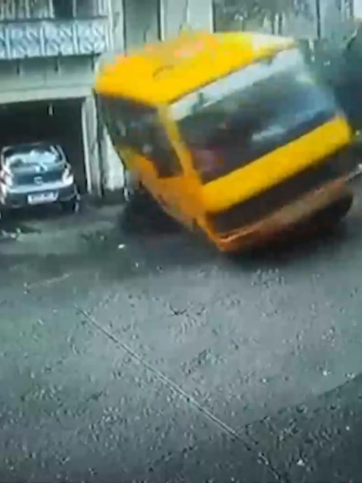 Ein Schulbus in Indien rollt einen Abhang herunter, kippt auf die Seite und bleibt liegen. Insgesamt 18 Schüler sind hier in diesem Bus gefangen. Videomaterial einer Überwachungskamera zeigt, wie Passanten auf der Straße direkt zur Hilfe eilen.