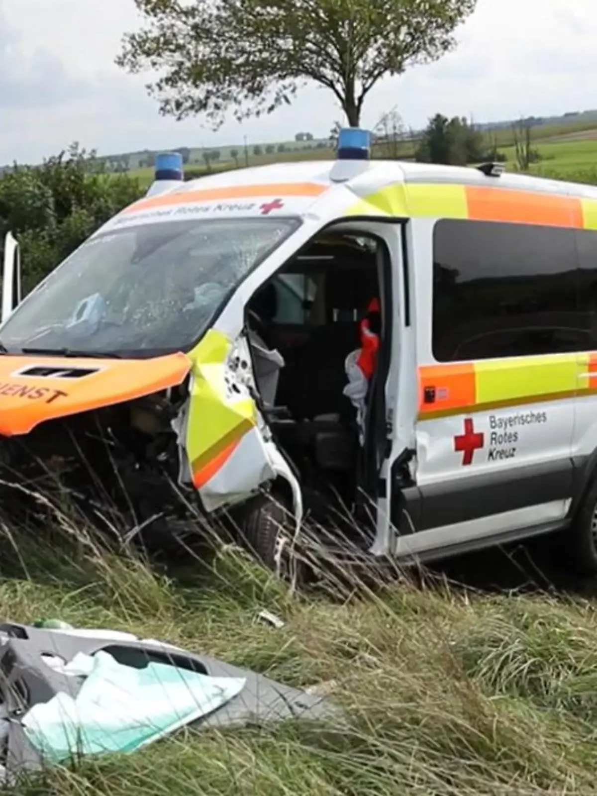 Bei einem schweren Autounfall mit einem Krankentransportwagen sind drei Menschen gestorben.