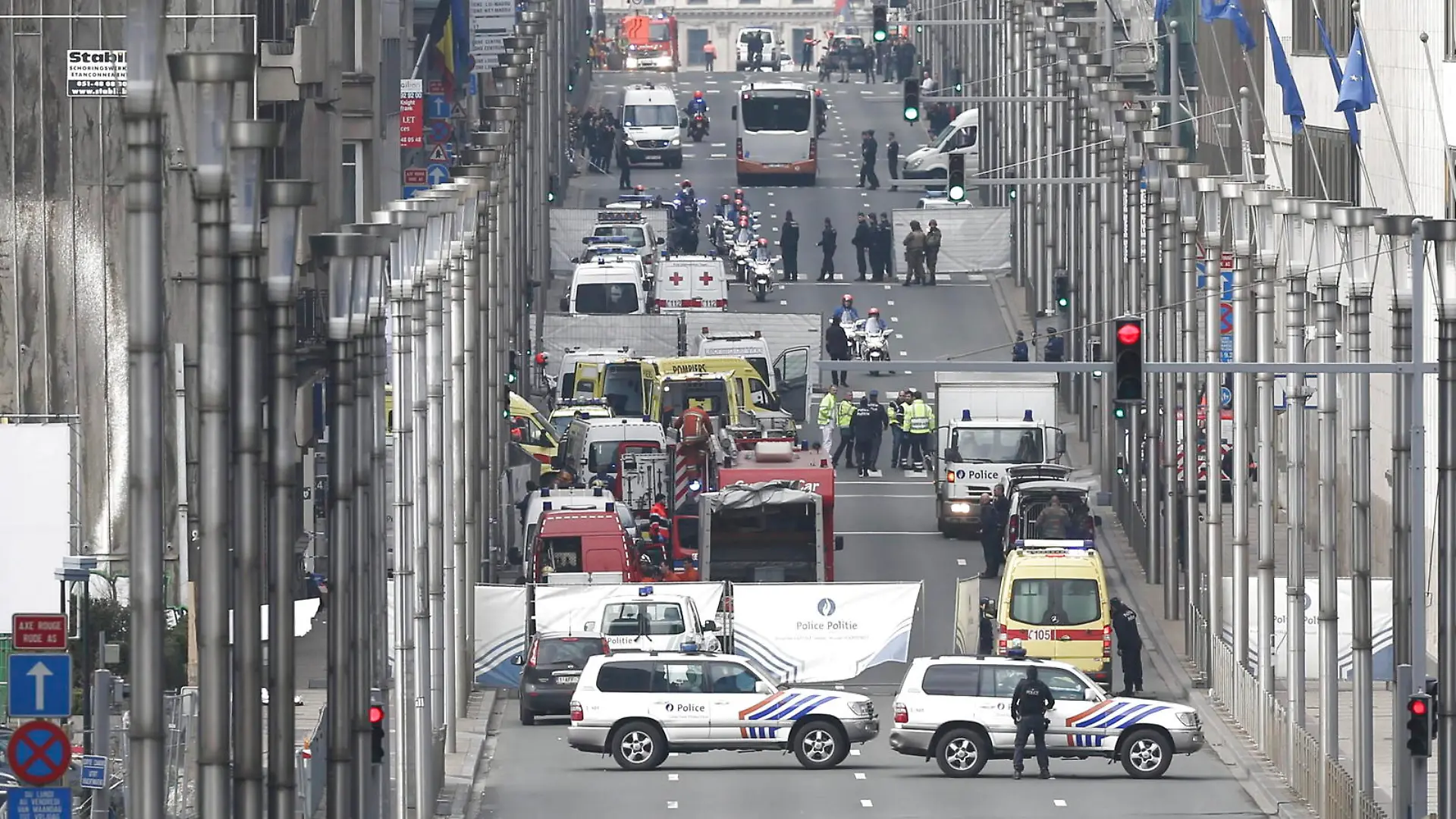 ARCHIV - Rettungskräfte sind am 22.03.2016 nach einem Anschlag auf die Metro-Station Maelbeek in Brüssel, Belgien im Einsatz. Bei den Anschlägen am Flughafen und in der Metro von Brüssel töteten islamistische Attentäter 32 Menschen und verletzten mehr als 300. (zu dpa "Ein Morgen im März - Wie der Terror Brüssel traf" vom 21.03.2017) Foto: Olivier Hoslet/EPA/dpa +++(c) dpa - Bildfunk+++