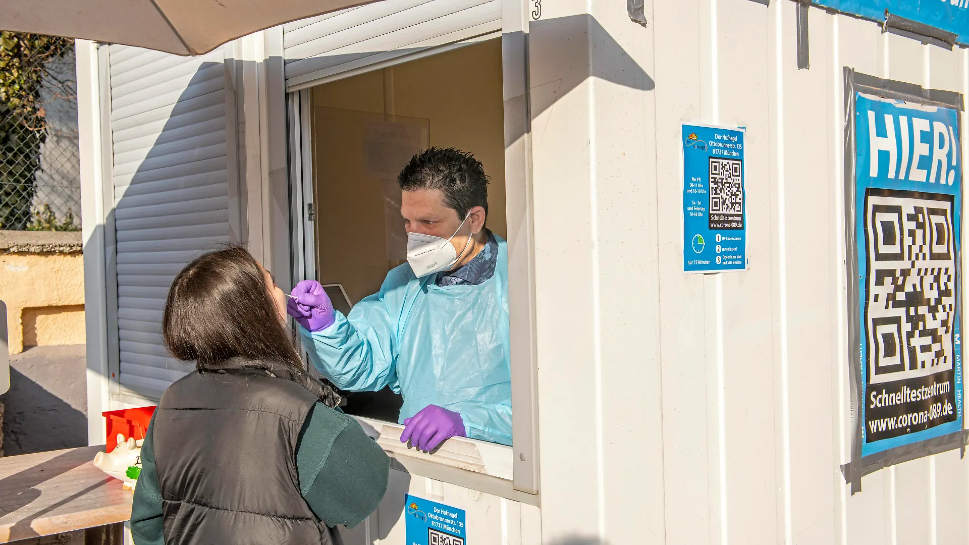 kostenloser Corona Schnelltest, München, 21. März 2022 DEU, Deutschland, München, 21. März 2022, Schnelltestzentrum bietet kostenlose Coronatests an, ohne Termin, Schnelltest, Antigen-Schnelltest, ohne Terminvereinbarung, junge Frau lässt sich testen, Schnelltestzentrum in München-Perlach, Container, www.corona-089.de, Testergebnis in 15 Minuten per Mail oder SMS, QR-Code, Omikron, Coronawelle, Coronakrise, Pandemie, COVID-19, Bayern, März 2022, Querformat, *** free corona rapid test, Munich, 21 March 2022 DEU, Germany, Munich, 21 March 2022, rapid test center offers free corona testing, without appointment, rapid test, antigen rapid test, without appointment, young woman gets tested, rapid test center in Munich Perlach, container, w