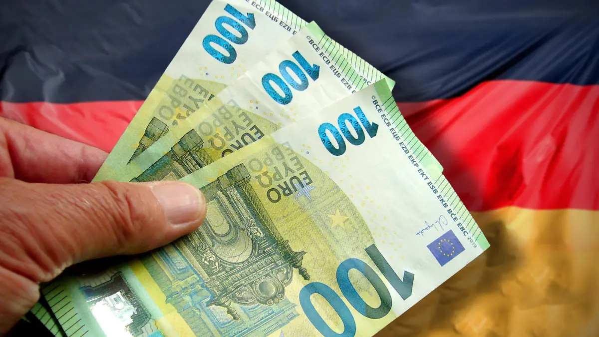 THEMENFOTO ENERGIEPAUSCHALE. Im September ist es so weit: Die Energiepauschale von 300 Euro kommt. Um die teuren Energiepreise abzufedern, bekommen alle einkommensteuerpflichtige Erwerbstaetigen einmalig 300 Euro vom Staat als Bonus. ?SVEN SIMON Fotoagentur GmbH & Co. Pressefoto KG # Prinzess-Luise-Str. 41 # 45479 M u e l h e i m / R u h r # Tel. 0208/9413250 # Fax. 0208/9413260 # GLS Bank # BLZ 430 609 67 # Kto. 4030 025 100 # IBAN DE75 4306 0967 4030 0251 00 # BIC GENODEM1GLS # www.svensimon.net.
