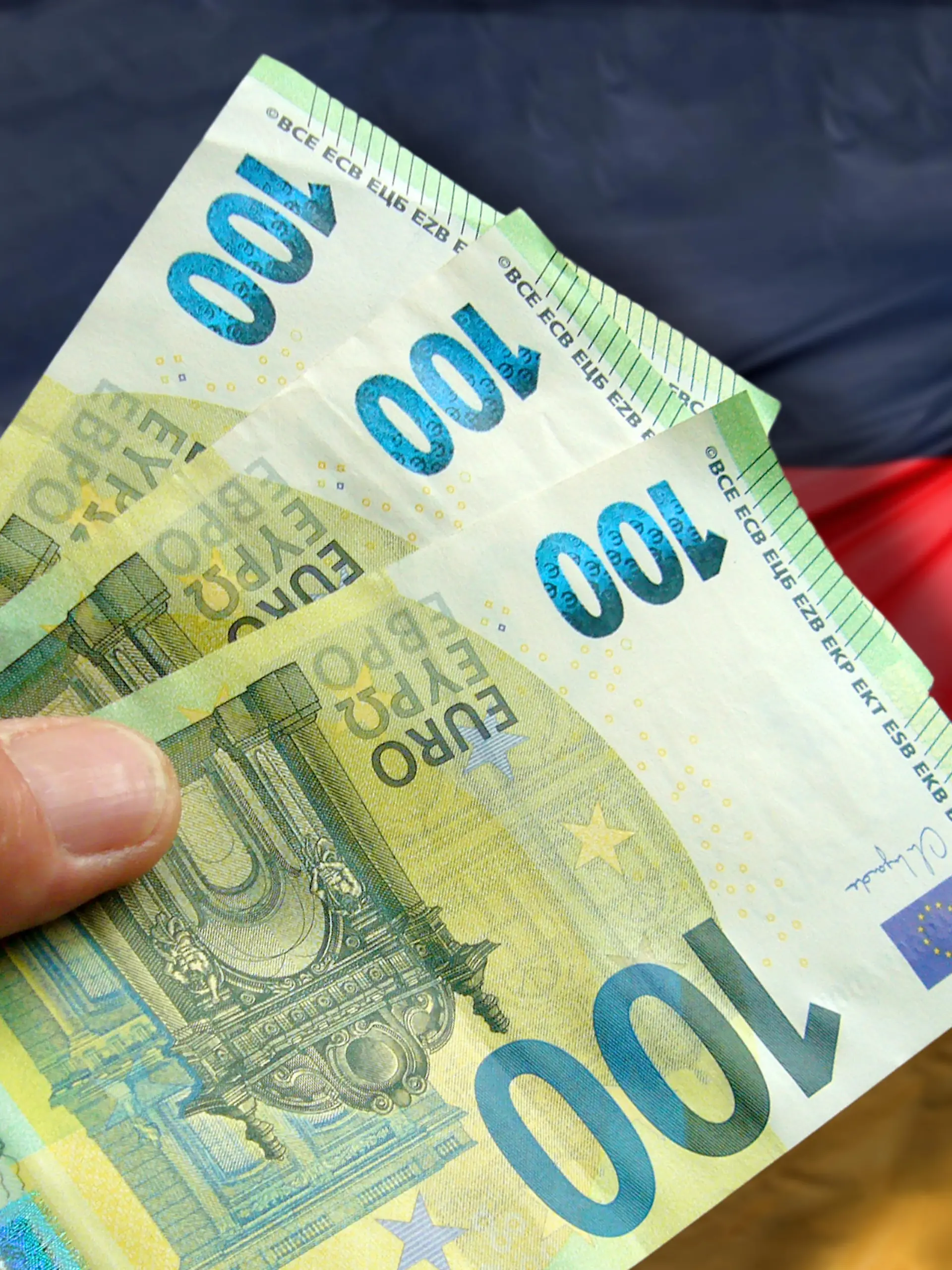 THEMENFOTO ENERGIEPAUSCHALE. Im September ist es so weit: Die Energiepauschale von 300 Euro kommt. Um die teuren Energiepreise abzufedern, bekommen alle einkommensteuerpflichtige Erwerbstaetigen einmalig 300 Euro vom Staat als Bonus. ?SVEN SIMON Fotoagentur GmbH & Co. Pressefoto KG # Prinzess-Luise-Str. 41 # 45479 M u e l h e i m / R u h r # Tel. 0208/9413250 # Fax. 0208/9413260 # GLS Bank # BLZ 430 609 67 # Kto. 4030 025 100 # IBAN DE75 4306 0967 4030 0251 00 # BIC GENODEM1GLS # www.svensimon.net.