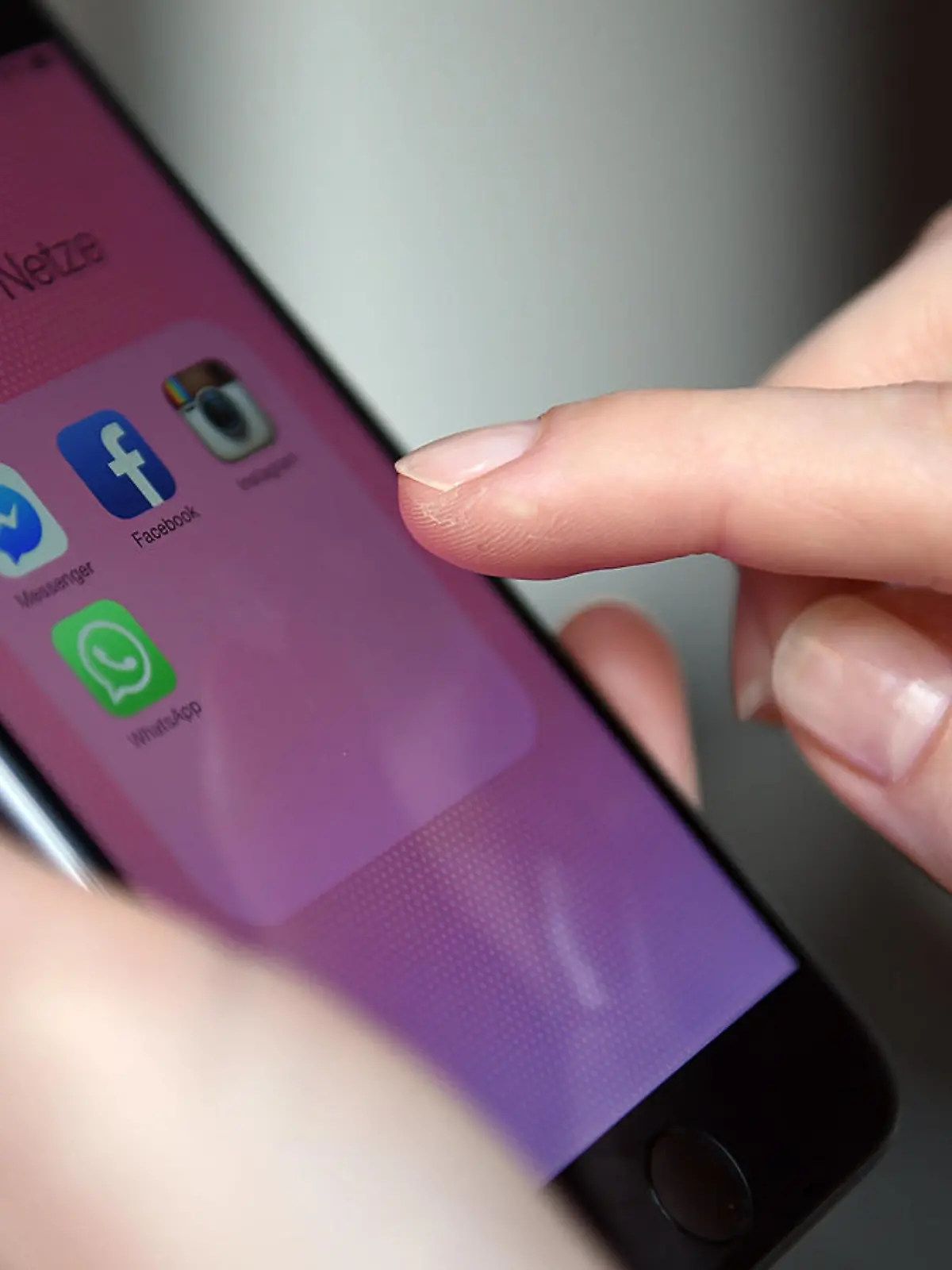 ARCHIV - ILLUSTRATION - Auf einem iphone 6 sind am 20.03.2015 die Apps "Facebook", "WhatsApp", "Instagram" und "Messenger" zu sehen.(Zu dpa-KORR «Wie männlich ist das Internet?» vom 31.03.2017) Foto: Britta Pedersen/dpa-Zentralbild/dpa +++(c) dpa - Bildfunk+++