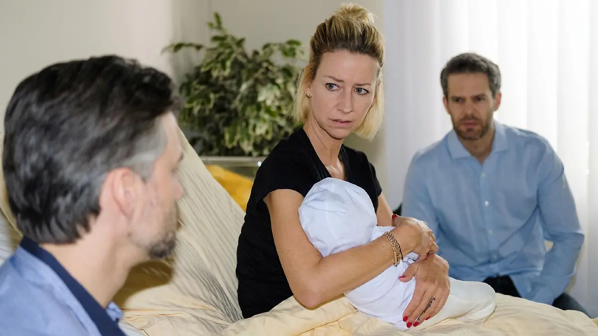 Ute (Isabell Hertel) hat kurzerhand beschlossen, Till (Ben Ruedinger, r.) als Vater der kleinen Maja eintragen zu lassen und stößt Malte (Stefan Bockelmann) damit vor den Kopf. Gleichzeitig erfahren sie von Utes Ärztin, dass Maja keine Trisomie hat...
