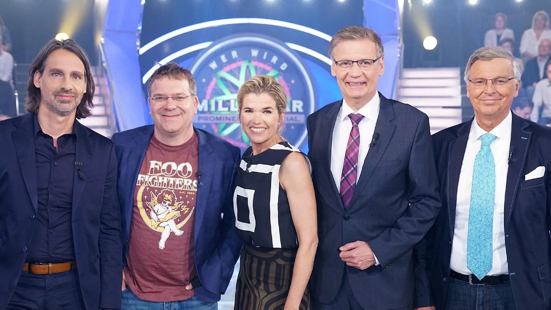 Moderator Günther Jauch (2., v.r.) mit seinen prominenten Gästen (v.l.) Richard David Precht, Elton, Anke Engelke und Wolfgang Bosbach