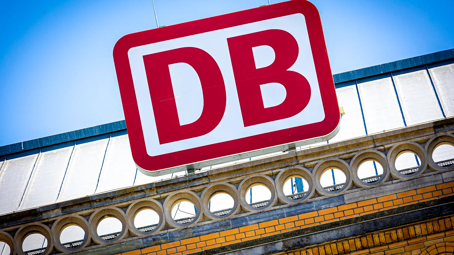ARCHIV - 15.05.2022, Niedersachsen, Hannover: Das Logo der Deutschen Bahn am Hauptbahnhof. Der Aufsichtsrat der Deutschen Bahn AG kommt am 28.09.2022 zusammen. Foto: Moritz Frankenberg/dpa +++ dpa-Bildfunk +++