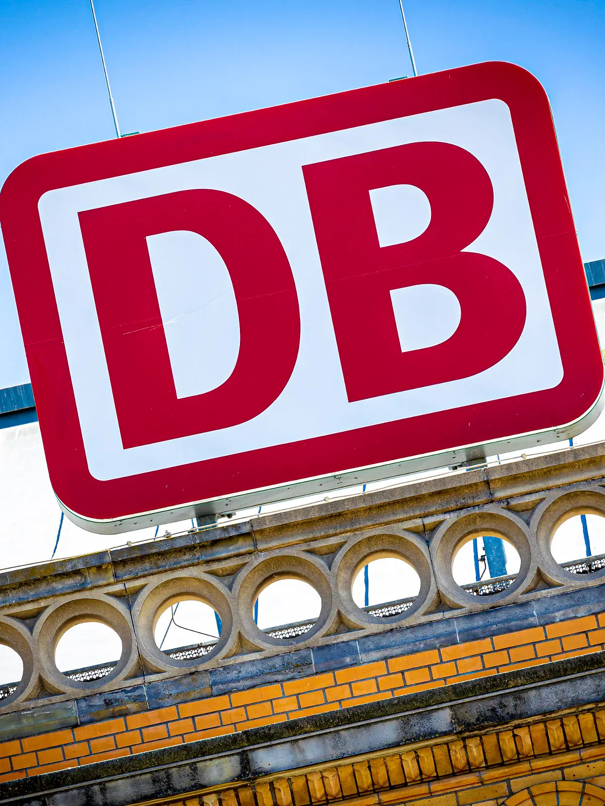 ARCHIV - 15.05.2022, Niedersachsen, Hannover: Das Logo der Deutschen Bahn am Hauptbahnhof. Der Aufsichtsrat der Deutschen Bahn AG kommt am 28.09.2022 zusammen. Foto: Moritz Frankenberg/dpa +++ dpa-Bildfunk +++